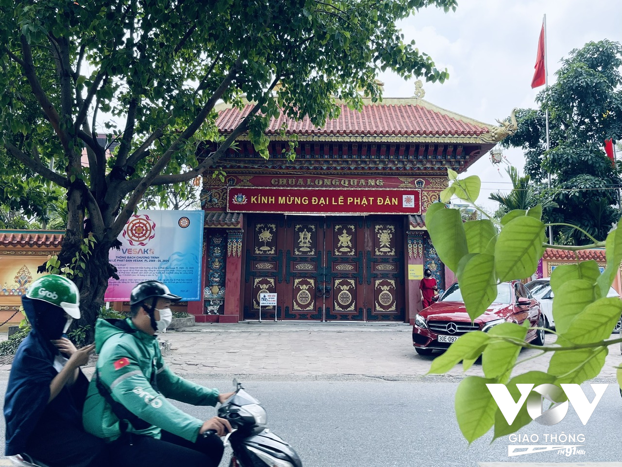Ngang qua mái chùa, có người vội đến mức không nhận ra, cho đến khi giật mình bởi một tiếng chuông
