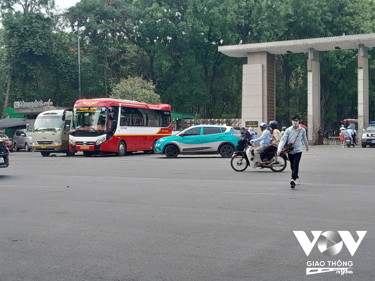 Sáng nay (16/5), tại điểm gửi xe trước cửa Công viên Thống Nhất, lượng xe vào gửi giảm rõ rệt so với ngày hôm qua (15/5), thưa vắng hơn cả về người và xe (Ảnh: Chấn Hải)