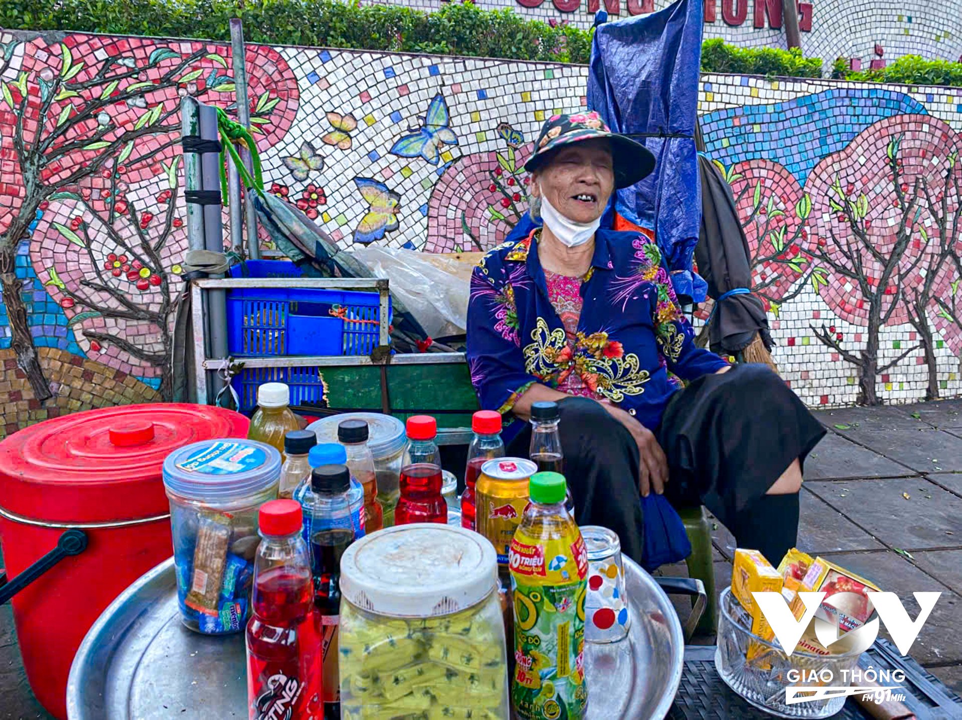 Bà Bình (Phường Phúc Xá, quận Ba Đình, Hà Nội) cho biết: “Lúc mới xây dựng, con đường gốm sứ này rất sáng, rất đẹp. Thế nhưng bây giờ xe các tỉnh đi đi về về rất bụi bẩn khiến con đường này không còn đẹp như trước. Có hôm người ta cũng mang xe ra phun rửa nữa'.