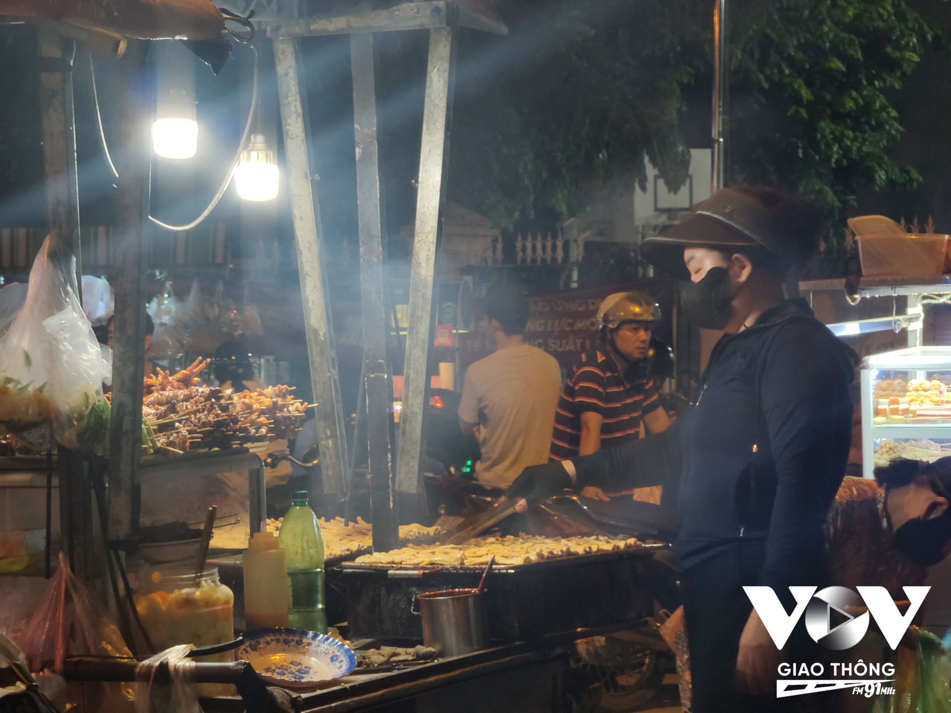 Các món ăn đường phố trở thành sự lựa chọn của không ít người vì rẻ và tiện