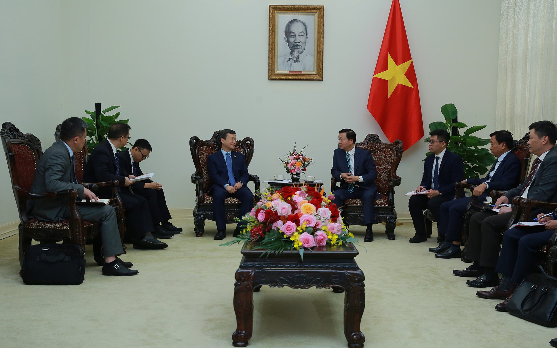 Phó Thủ tướng Trần Hồng Hà đề nghị CCECC định hướng đầu tư, kinh doanh lâu dài, cùng nhau chia sẻ lợi ích, đóng góp vào sự phát triển hệ sinh thái công nghiệp và xây dựng đường sắt của Việt Nam - Ảnh: VGP/Minh Khôi