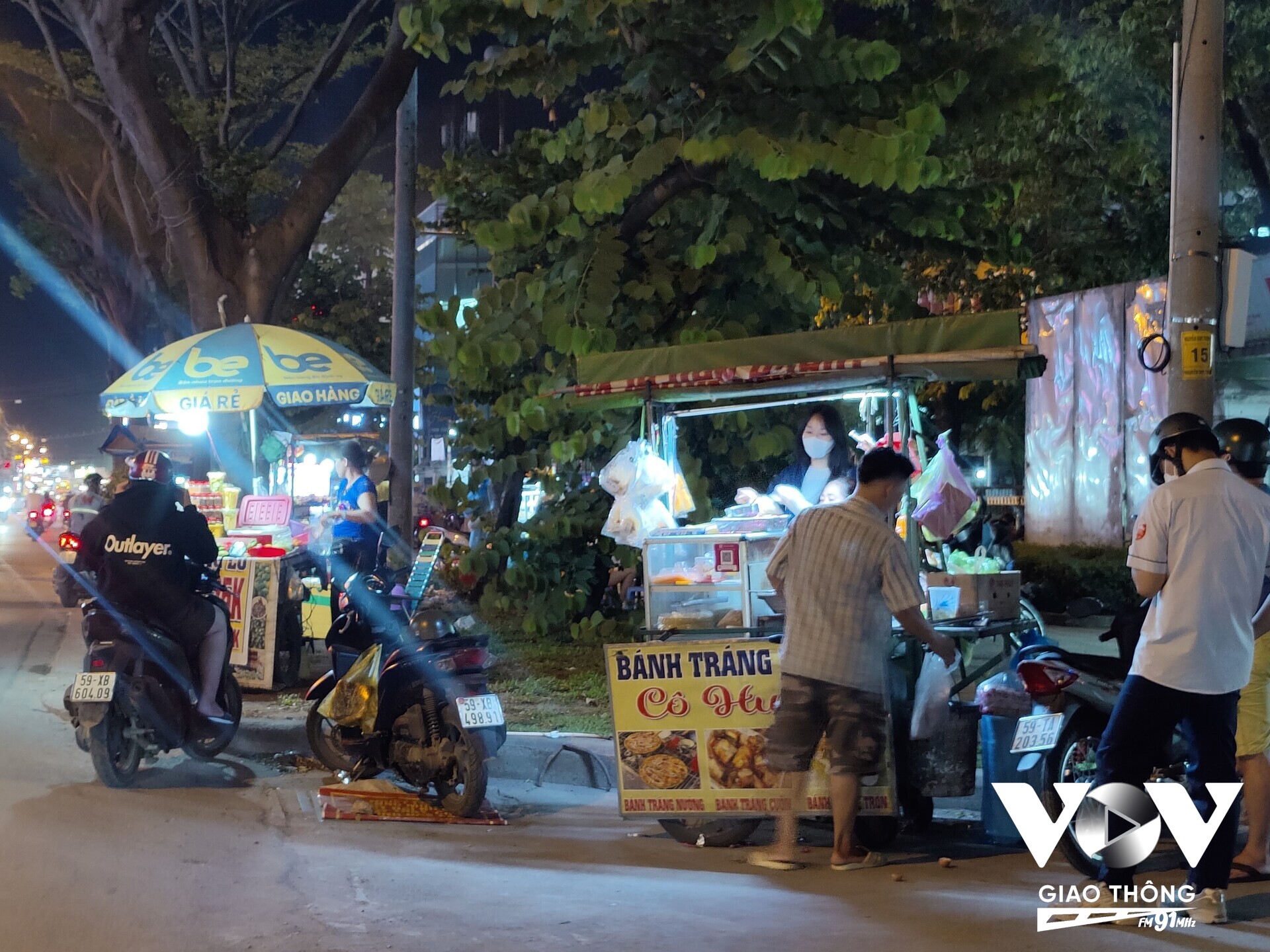 Khi được hỏi về nguồn gốc, xuất xứ của nguyên liệu, nhiều người bán tỏ ra khá lúng túng và trả lời không thực sự rõ ràng