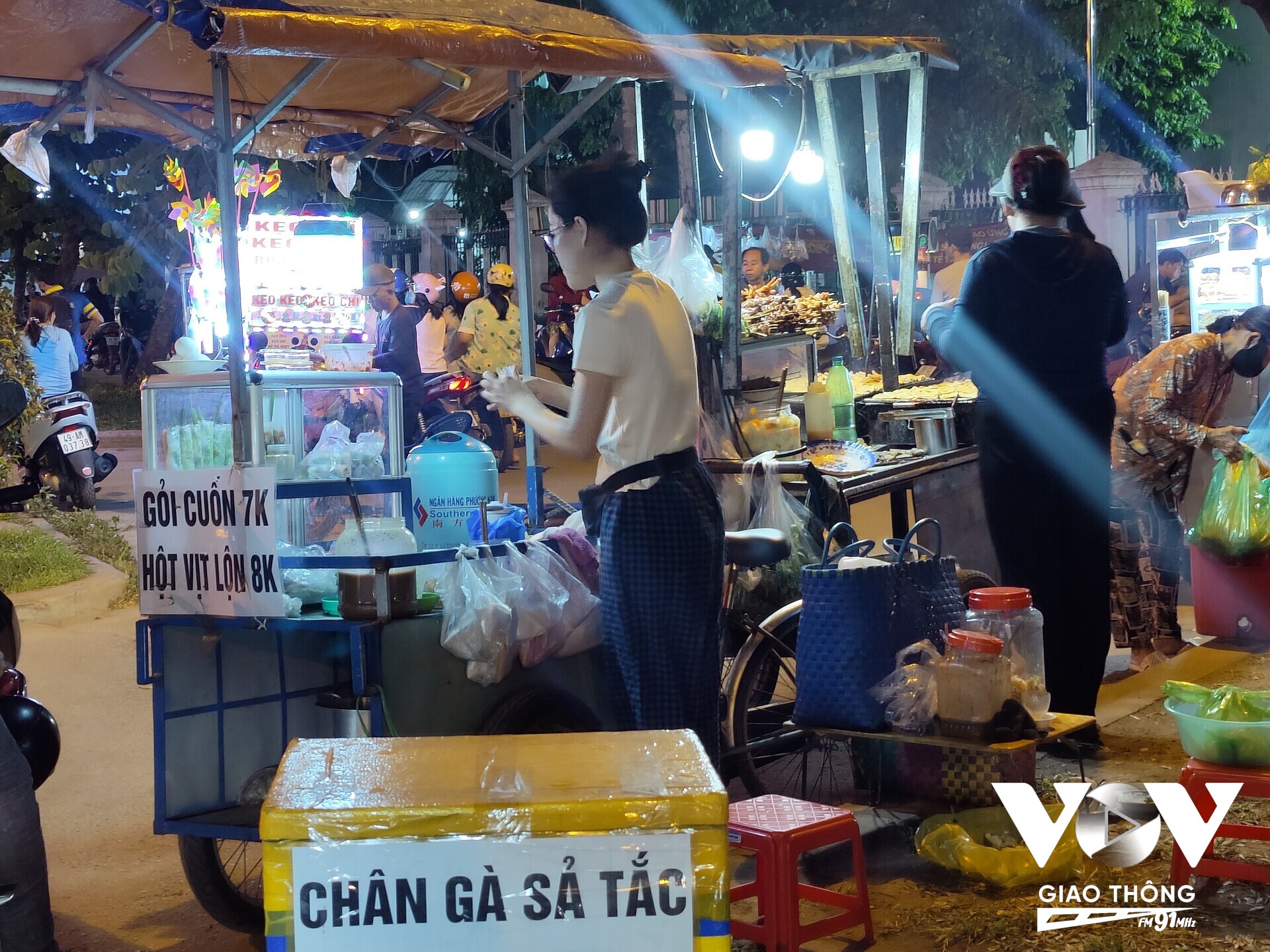 Món ăn đường phố luôn có sức hút đối với các bạn trẻ
