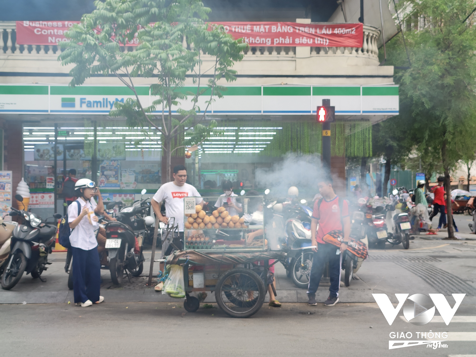 Nhiều quầy hàng rong, quán ăn vỉa hè hoạt động trong điều kiện vệ sinh rất tạm bợ. Thực phẩm thường không được che đậy cẩn thận, dễ bị bụi bẩn, ruồi nhặng bám vào