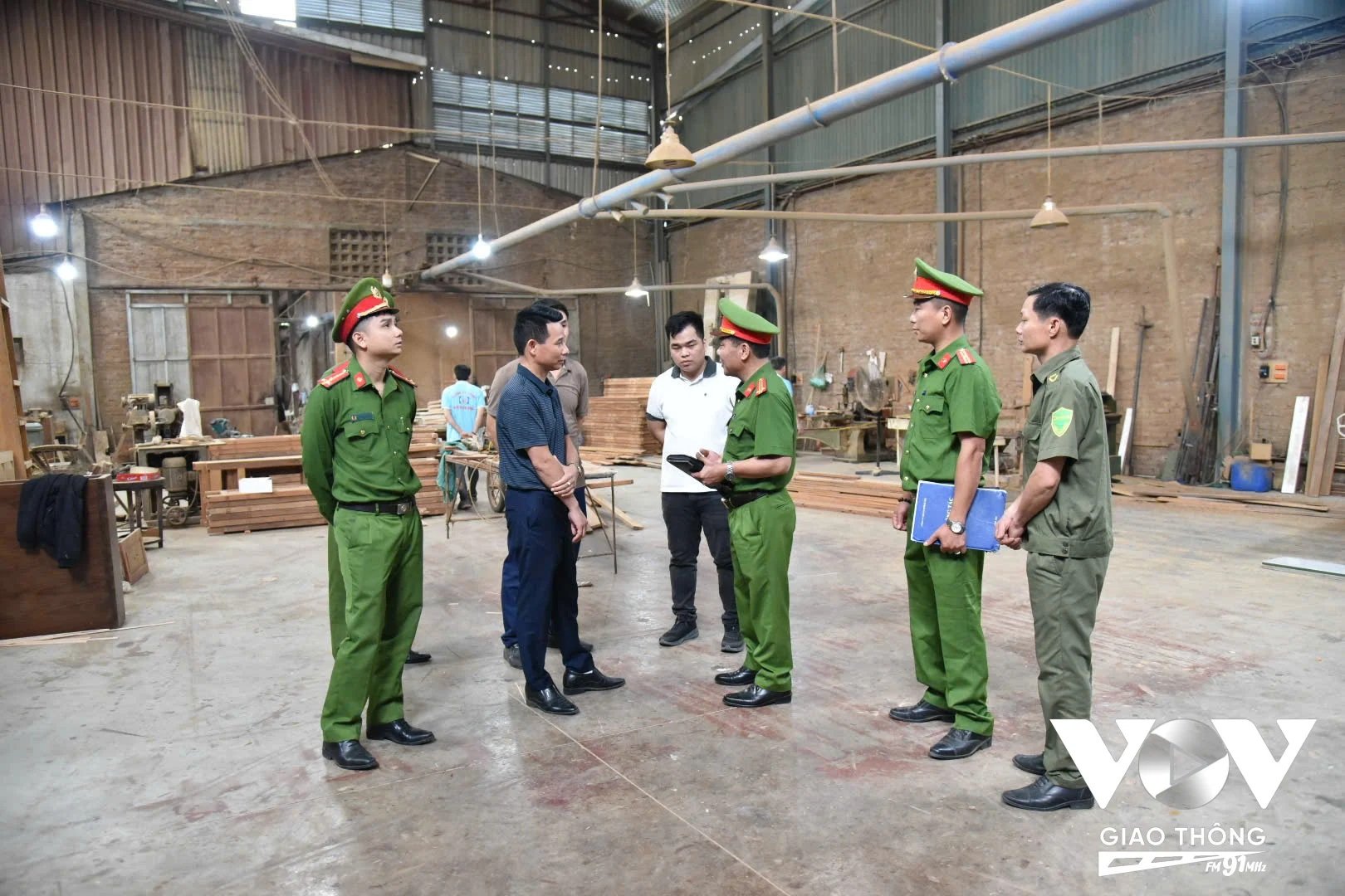 Tổ địa bàn PCCC&CNCH Thạch Thất (Phòng PC07, Công an TP. Hà Nội) tuyên truyền an toàn PCCC tại một số hộ sản xuất tiểu thủ công nghiệp