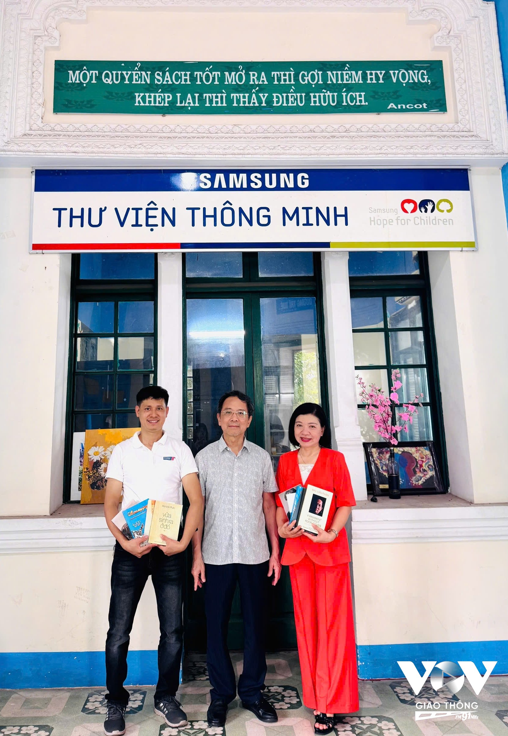 Nhà thơ Mai Văn Phấn tặng sách cho thư viện nhà trường