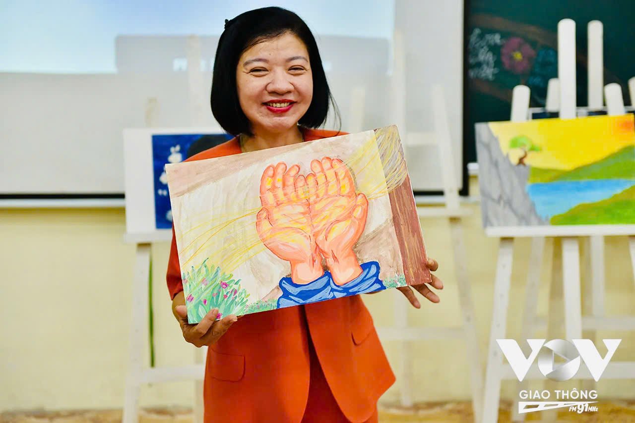 Cô Mai Thị Nguyệt, giáo viên ngữ văn trường THPT chuyên Chu Văn An nhận xét về những bức tranh do học sinh vẽ dựa trên cảm nhận của các bài thơ