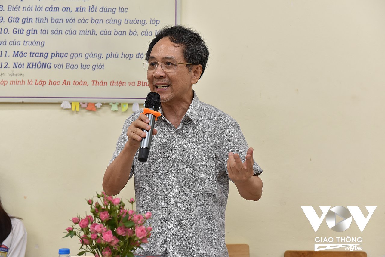 Nhà thơ Mai Văn Phấn, người từng đoạt Giải thưởng Hội Nhà văn Việt Nam và nhiều giải thưởng quốc tế đã trực tiếp chia sẻ với học sinh về con đường đến với thơ