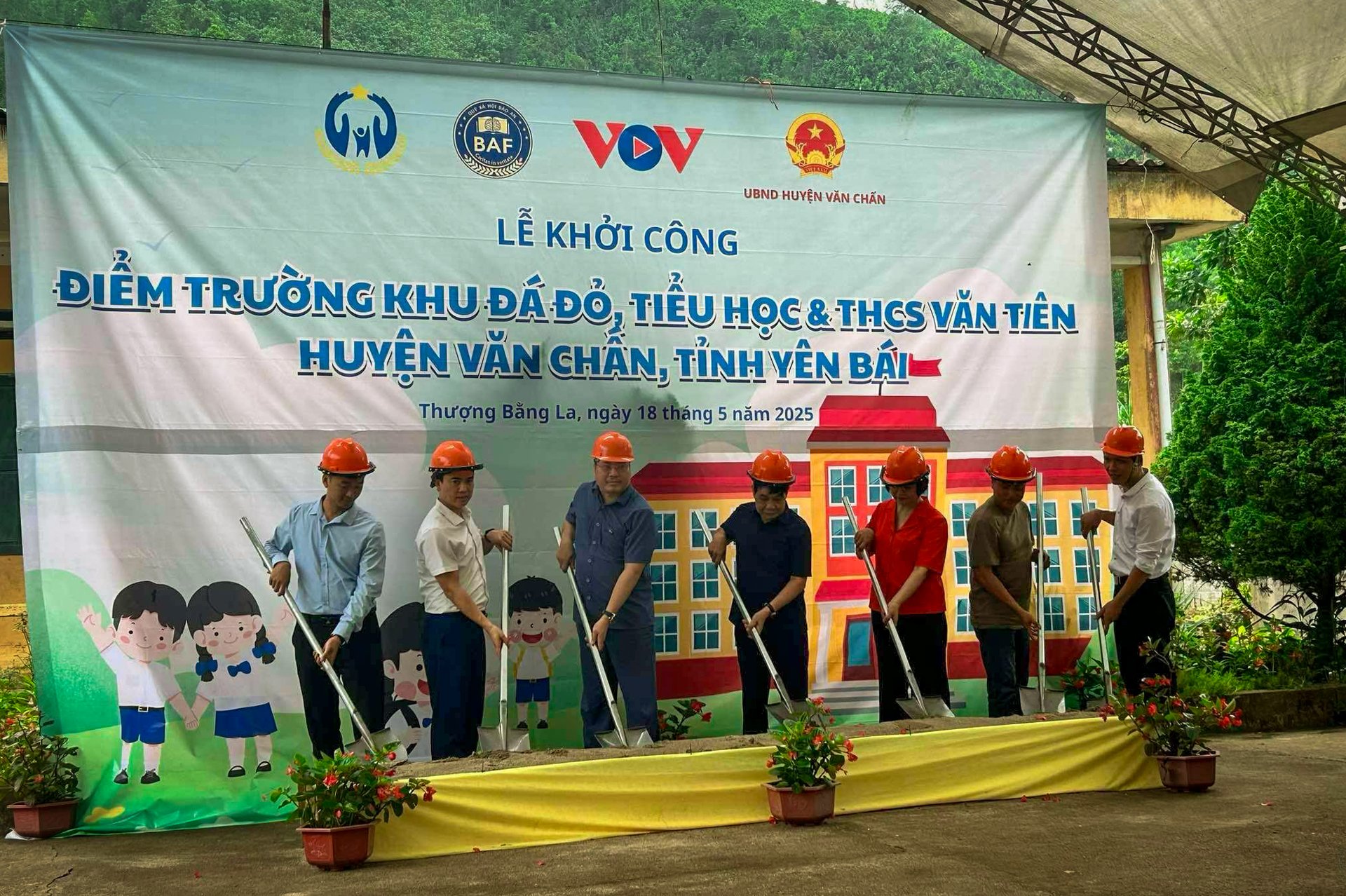 Đại diện Quỹ xã hội Bảo An cùng đại diện Ban Đối ngoại VOV5, phòng giáo dục huyện Văn Chấn và xã Thượng Bằng La cùng thực hiện nghi lễ xúc cát khởi công