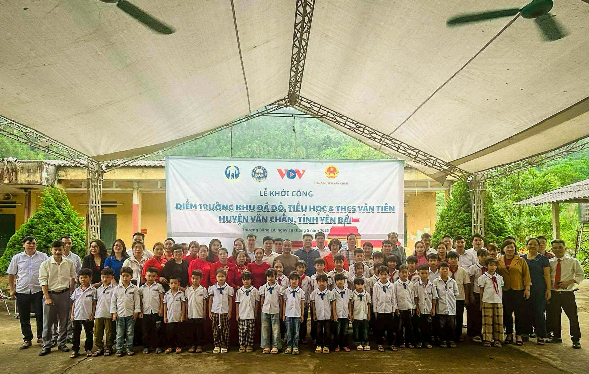 Các thầy cô điểm trường Đá Đỏ chụp ảnh cùng đoàn công tác của Đài TNVN và Quỹ xã hội Bảo An