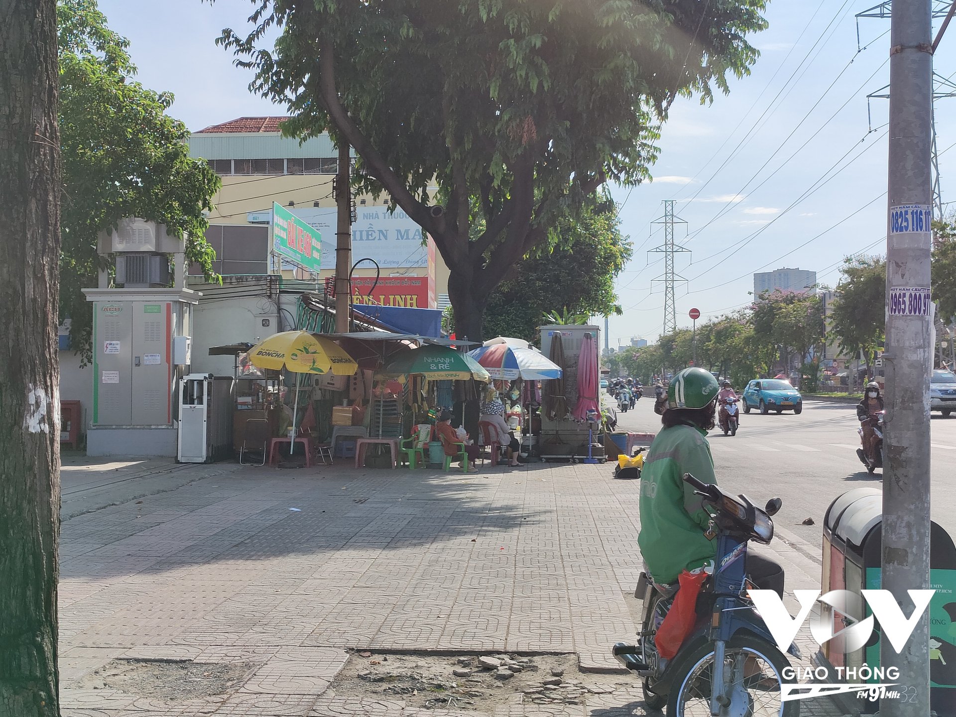 Các quán nước dọc trục đường Kinh Dương Vương (Quận Bình Tân) thành điểm đón trả khách