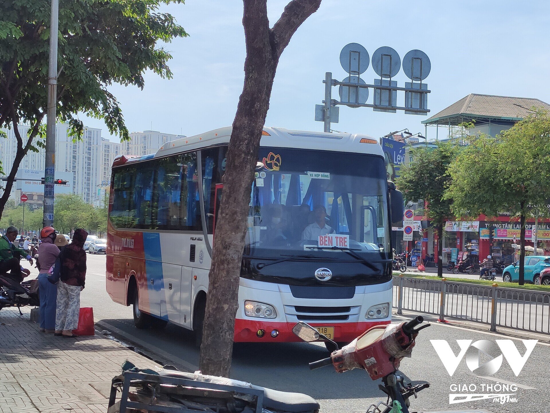 Các xe khách liên tục bật xi nhan, 'bò' chậm để đón khách dọc đường