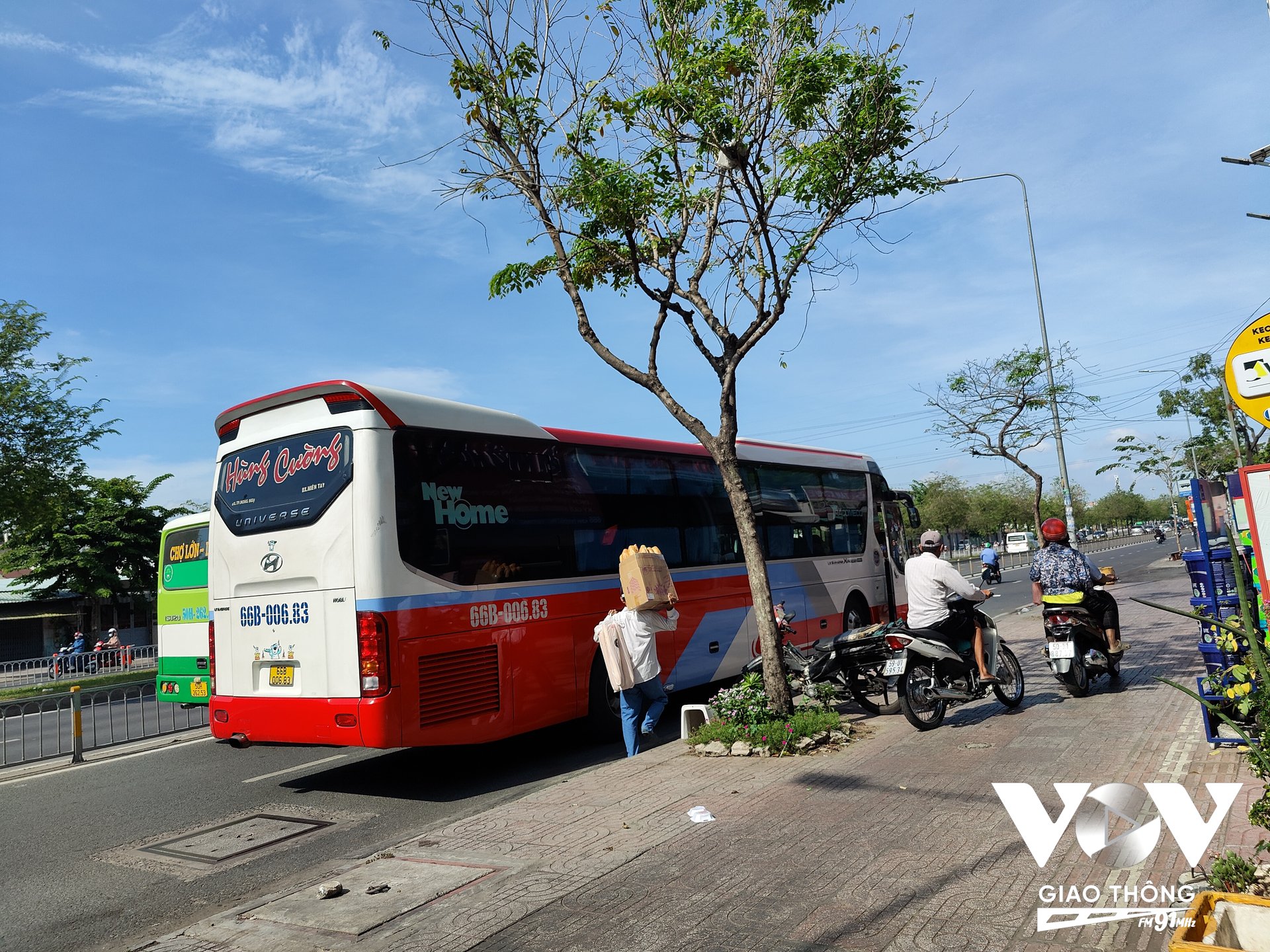 Nhiều xe dừng đỗ đột ngột gây nguy hiểm cho người tham gia giao thông, tiềm ẩn nguy cơ tai nạn.