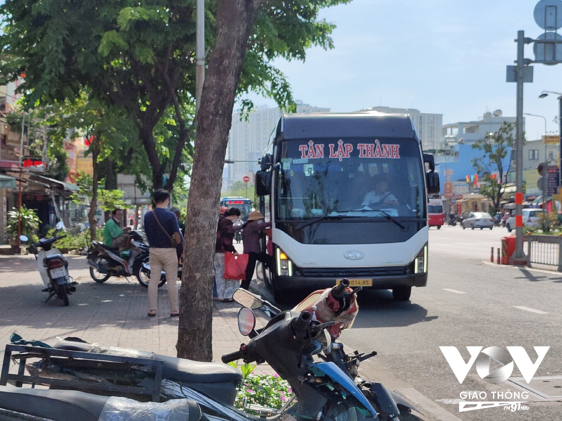Những chiếc xe khách giường nằm, xe limousine dán mác xe hợp đồng nhưng hoạt động không khác gì xe tuyến cố định, nối đuôi nhau dừng đỗ