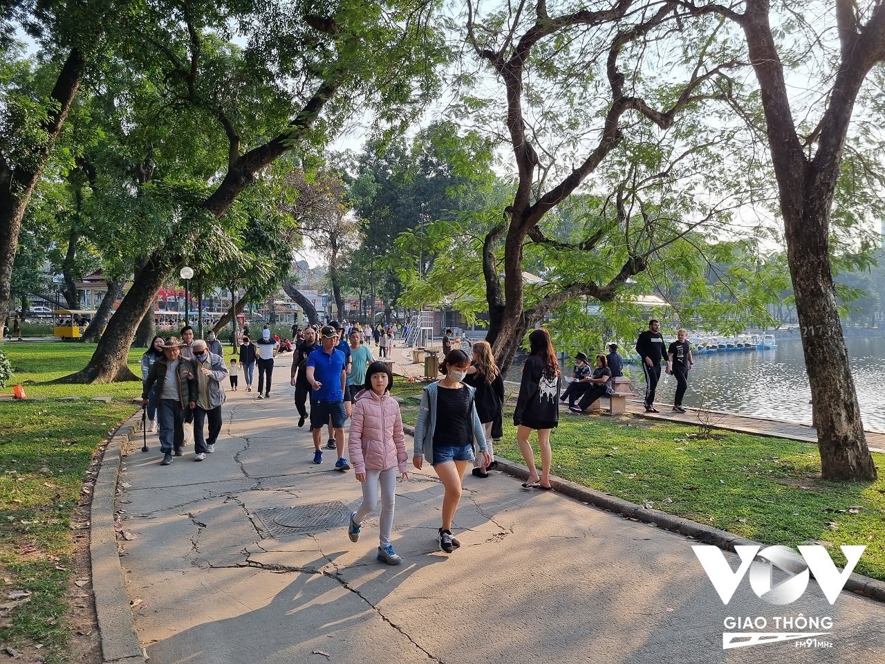Công viên, cây xanh, mặt nước có vai trò rất quan trọng trong việc duy trì chất lượng môi trường sống, giảm phát thải khí nhà kính và thích ứng biến đổi khí hậu (Ảnh: Minh Hiếu)