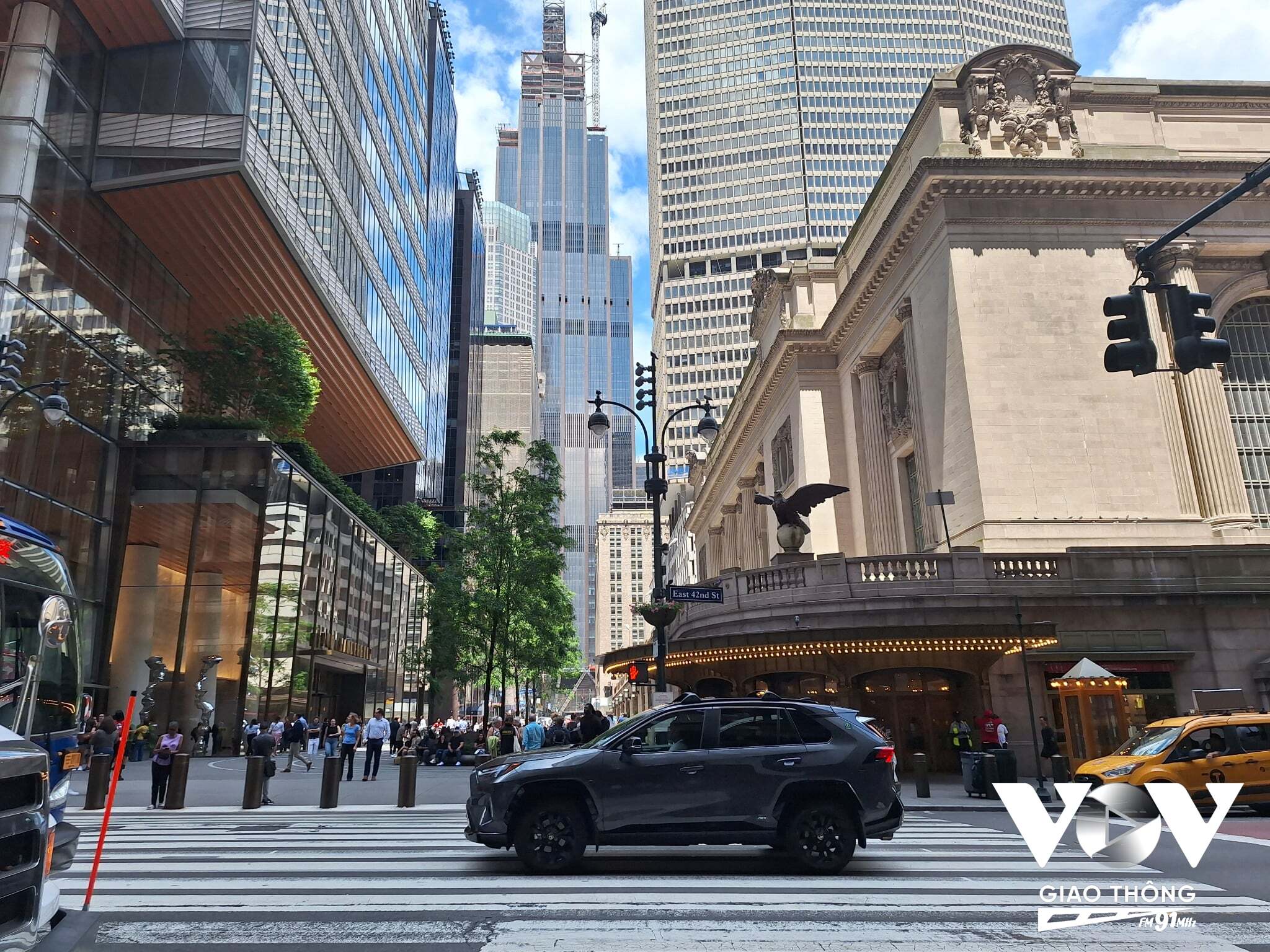 Tại khu vực gần nhà ga trung tâm Grand Central, thành phố New York- nơi có lượng người đi lại lớn, vạch kẻ sang đường dành cho người đi bộ được thiết kế với không gian trải rộng. Thành phố New York, Mỹ đã lên kế hoạch mở thêm 250 làn đường cho xe đạp và 92.903m2 không gian dành cho người đi bộ.