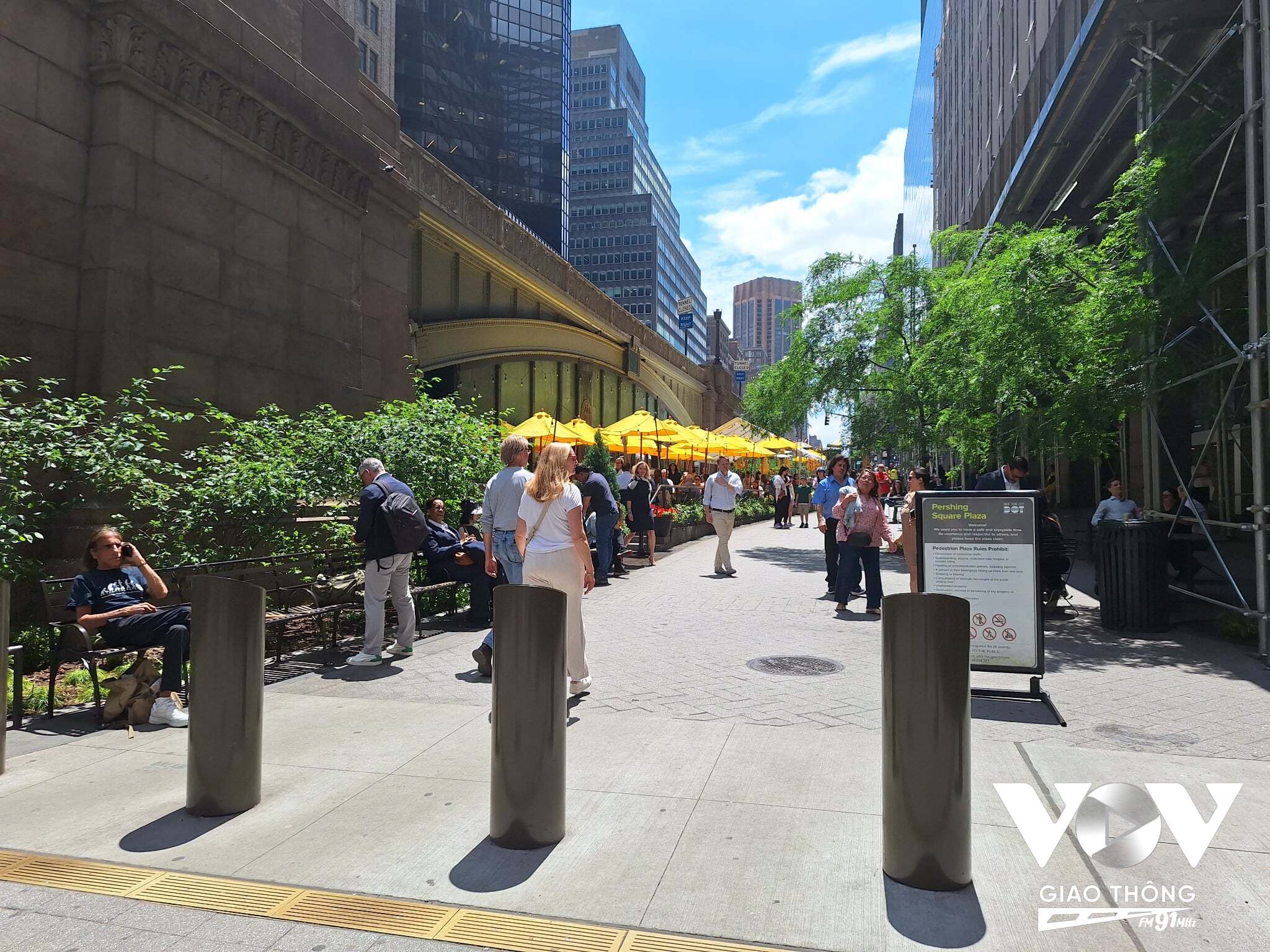 Điều đặc biệt ở thành phố New York bố trí những không gian dừng nghỉ cho người đi bộ, người đi xe đạp ngay trên các tuyến đường giao thông hay các nút giao. Gần nhà ga, bố trí nhiều ghế ngồi, khu vực dừng nghỉ dành cho người đi bộ.