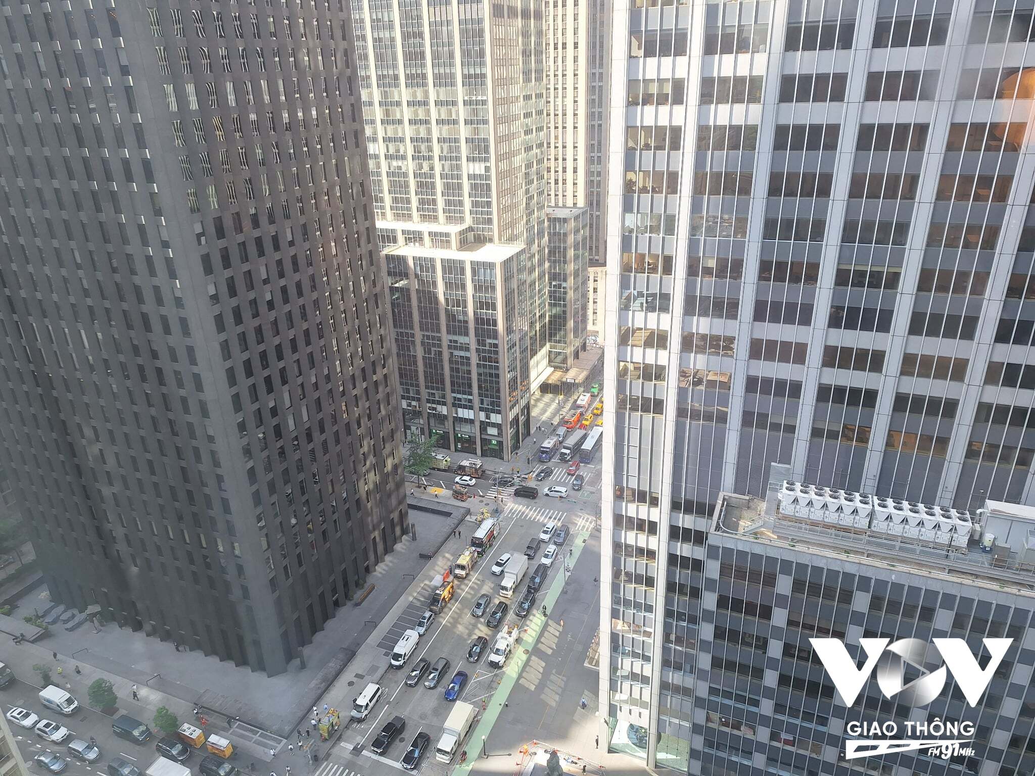 Khu vực Manhattan, thành phố New York có những thời điểm tập trung dân số lên tới 4 triệu người, tỷ lệ phương tiện cơ giới cao đã khiến thành phố New York quyết tâm thực hiện quy hoạch, thiết kế đường giao thông. Trên nhiều tuyến đường ở khu vực Manhattan, quảng trường Madison Square, Union, đường Allen (Down town) đã bố trí làn đường dành riêng cho xe đạp được sơn màu xanh.