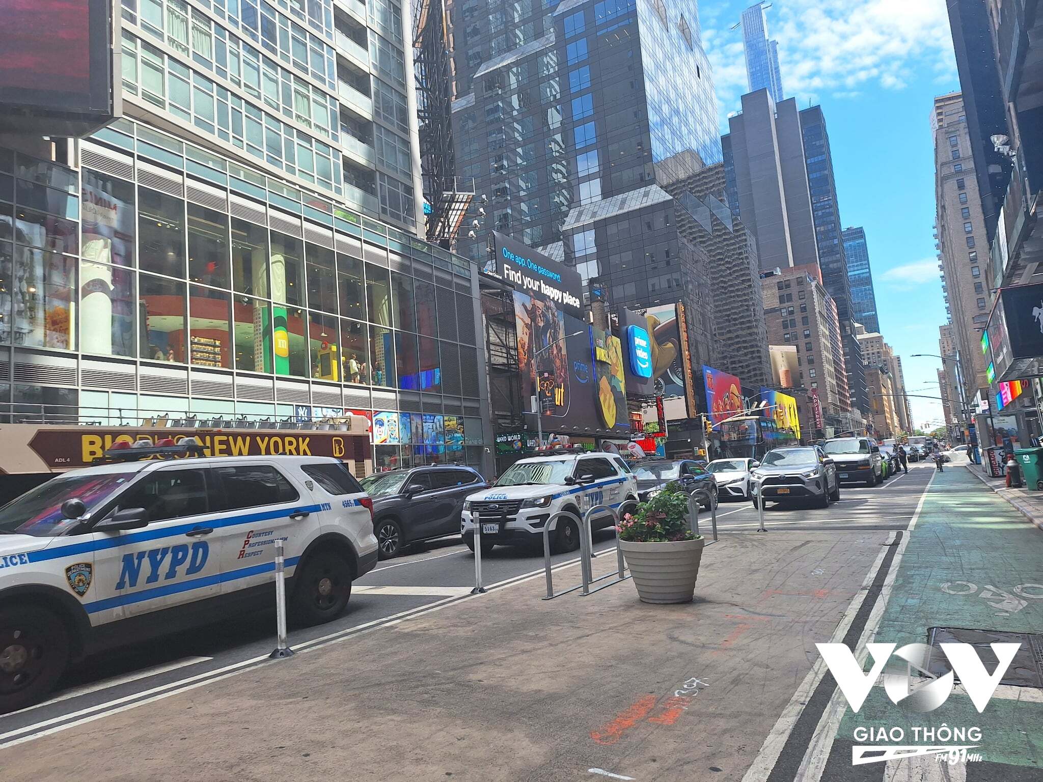 Các tuyến đường ở khu vực vực trung tâm thành phố New York dù không quá rộng nhưng vẫn ưu tiên không gian cho các phương tiện phi cơ giới, khuyến khích người dân đi bộ và đi xe đạp.