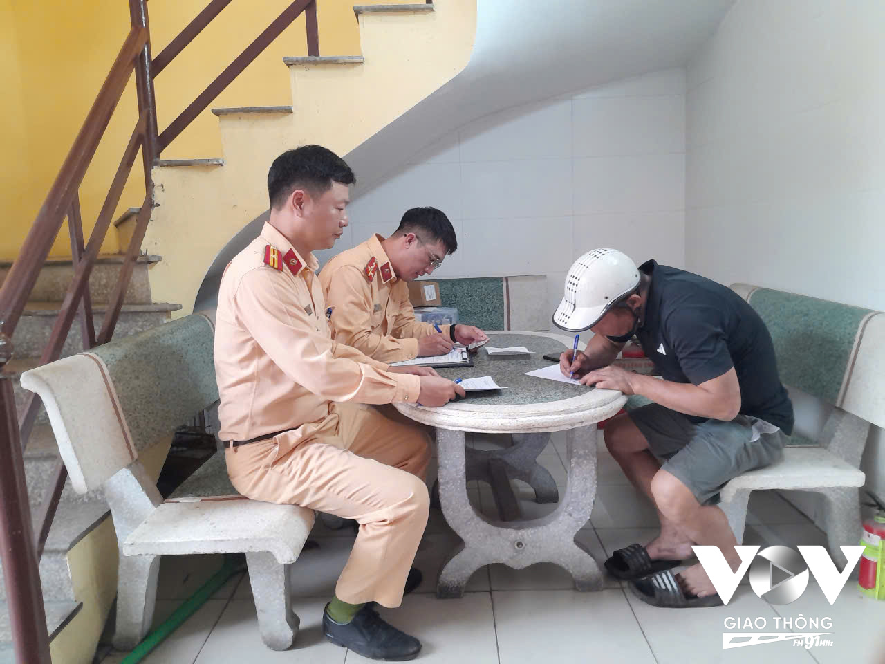 Đội CSGT đường bộ số 1 xử lý lái xe điều khiển xe tải vi phạm