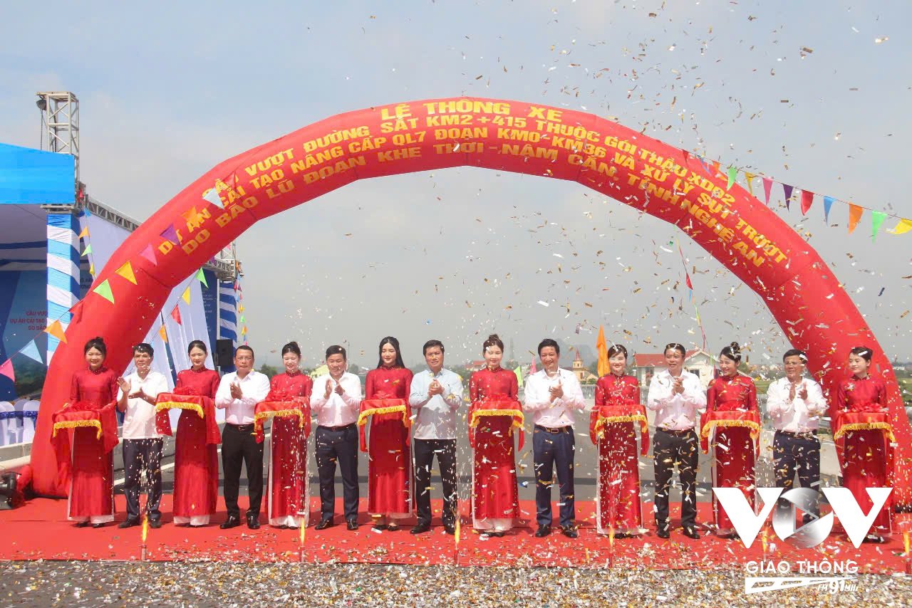 Thông xe cầu vượt đường sắt QL7 tại Nghệ An