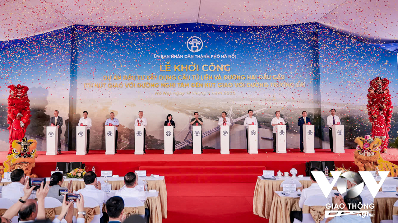 Các đại biểu bấm nút khởi công dự án cầu Tứ Liên
