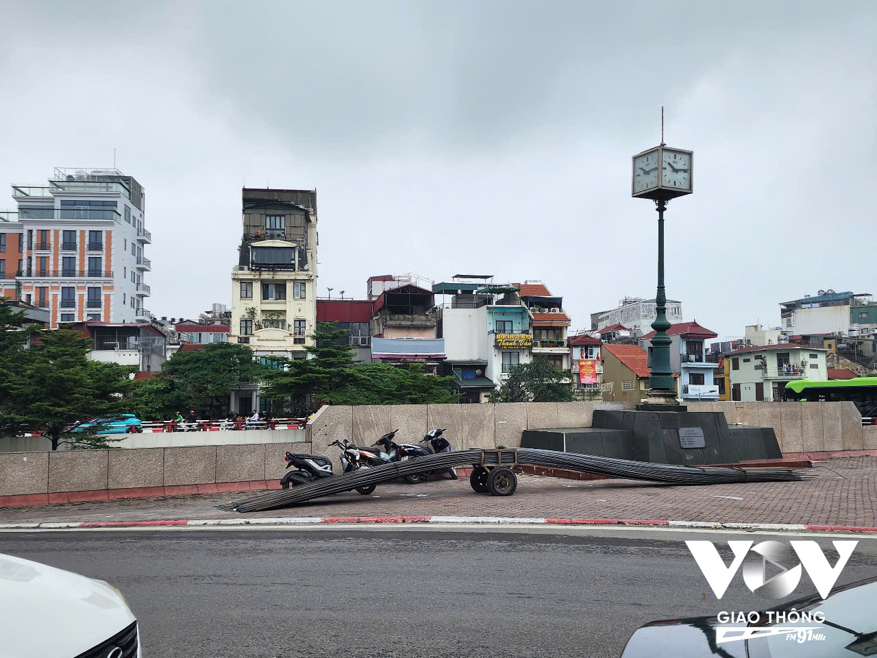 Đến khoảng 8h30 sáng 19/5, bó sắt đã được các lực lượng chức năng di dời vào lề đường.