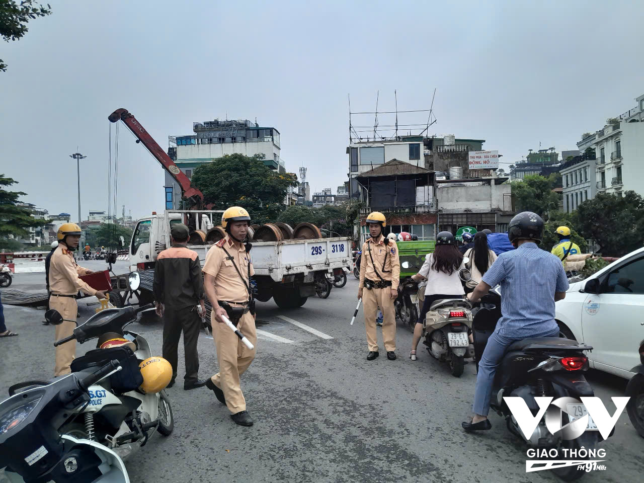 Ngay sau khi nhận được tin báo về vụ việc, Đội CSGT đường bộ số 1 đã điều động ngay 1 tổ tuần tra, kiểm soát tới hiện trường hướng dẫn, phân luồng giao thông, huy động xe cứu hộ kịp thời giải phóng hiện trường