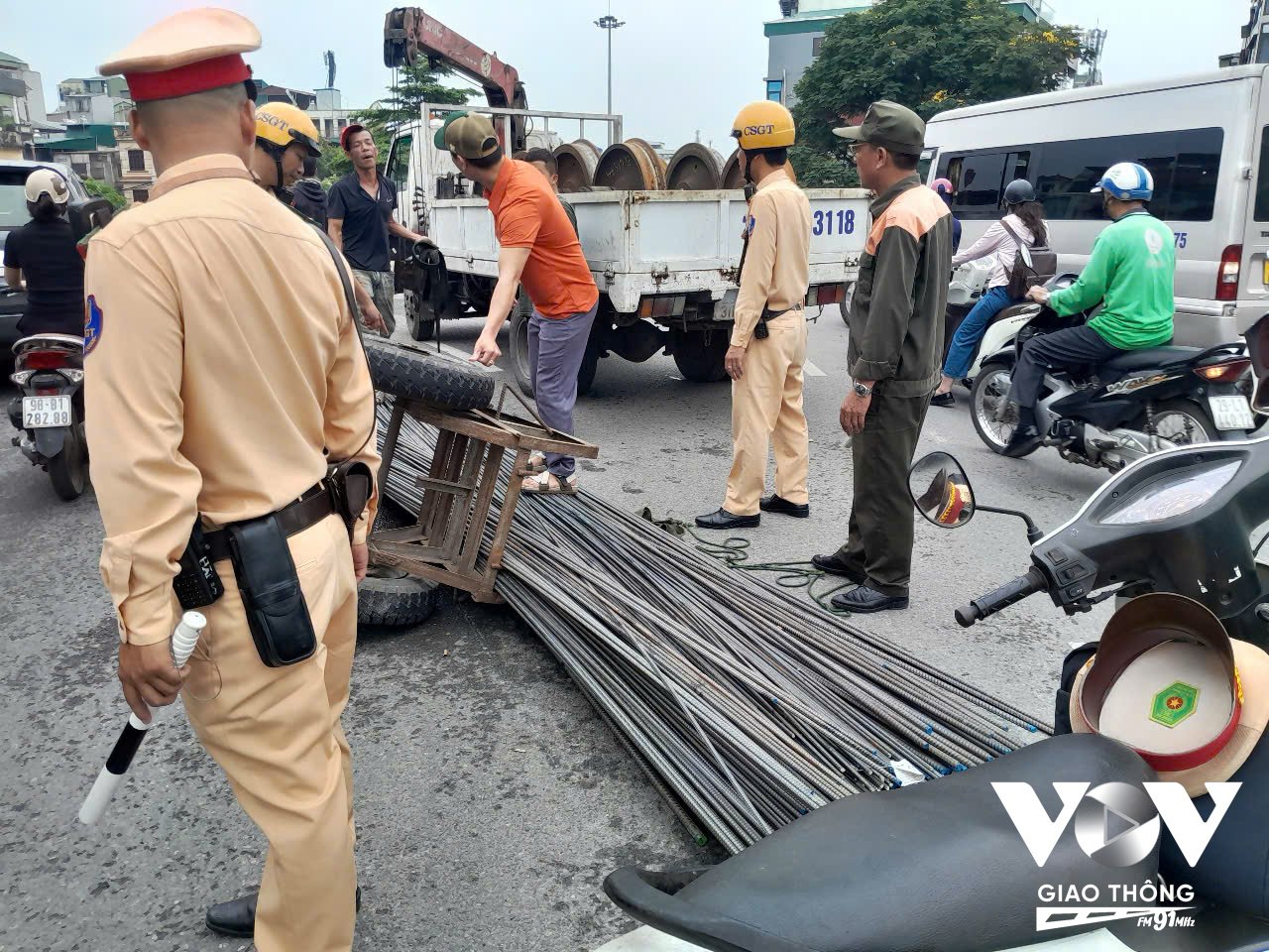 Sáng 19/5, tại khu vực vòng xoay cầu Chương Dương – hướng từ Hoàn Kiếm đi Long Biên, một bó sắt dài khoảng 12 mét, nặng 03 tấn đã bất ngờ đổ xuống mặt đường