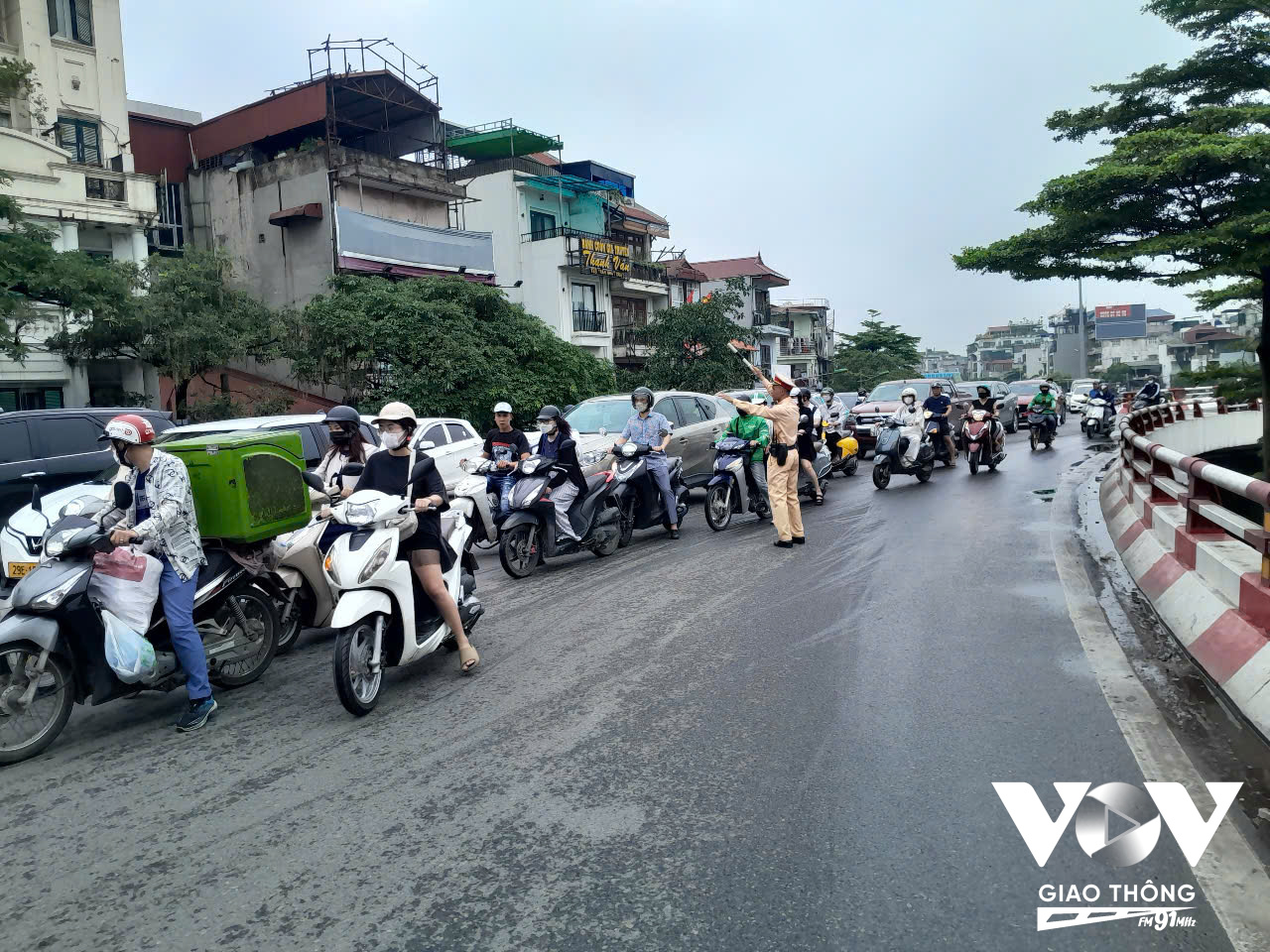 Vụ việc xảy ra đúng khung giờ cao điểm sáng nên đã xảy ra tình trạng ùn ứ giao thông trên cầu Chương Dương