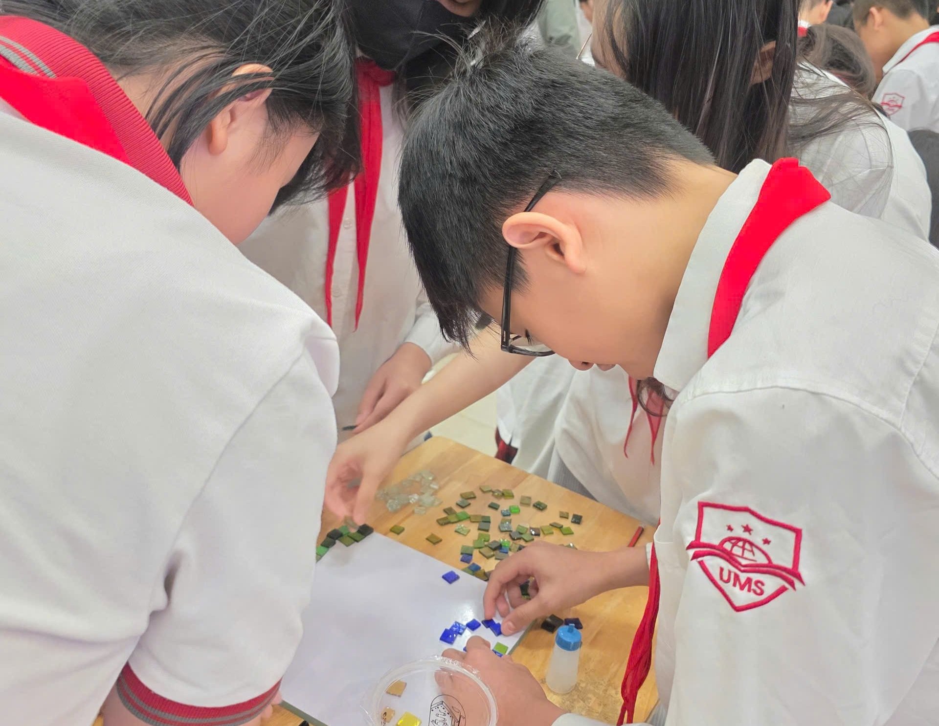 Các em học sinh thực hành tái chế thủy tinh thành những tác phẩm nghệ thuật đầy màu sắc (ảnh: NVCC)