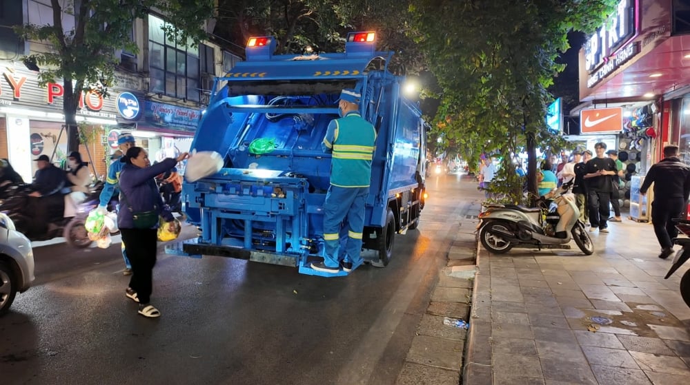 Người dân dần quen với cách bỏ rác sinh hoạt trực tiếp lên phương tiện thu gom (ảnh: Tuoitrethudo)