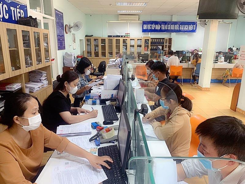 Nhóm cán bộ, công chức Tp.HCM nghỉ việc khi tinh gọn bộ máy, sáp nhập phường xã sẽ được kết nối đơn vị tuyển dụng thông qua các phiên giao dịch việc làm dành riêng (Ảnh: Báo Đầu tư)