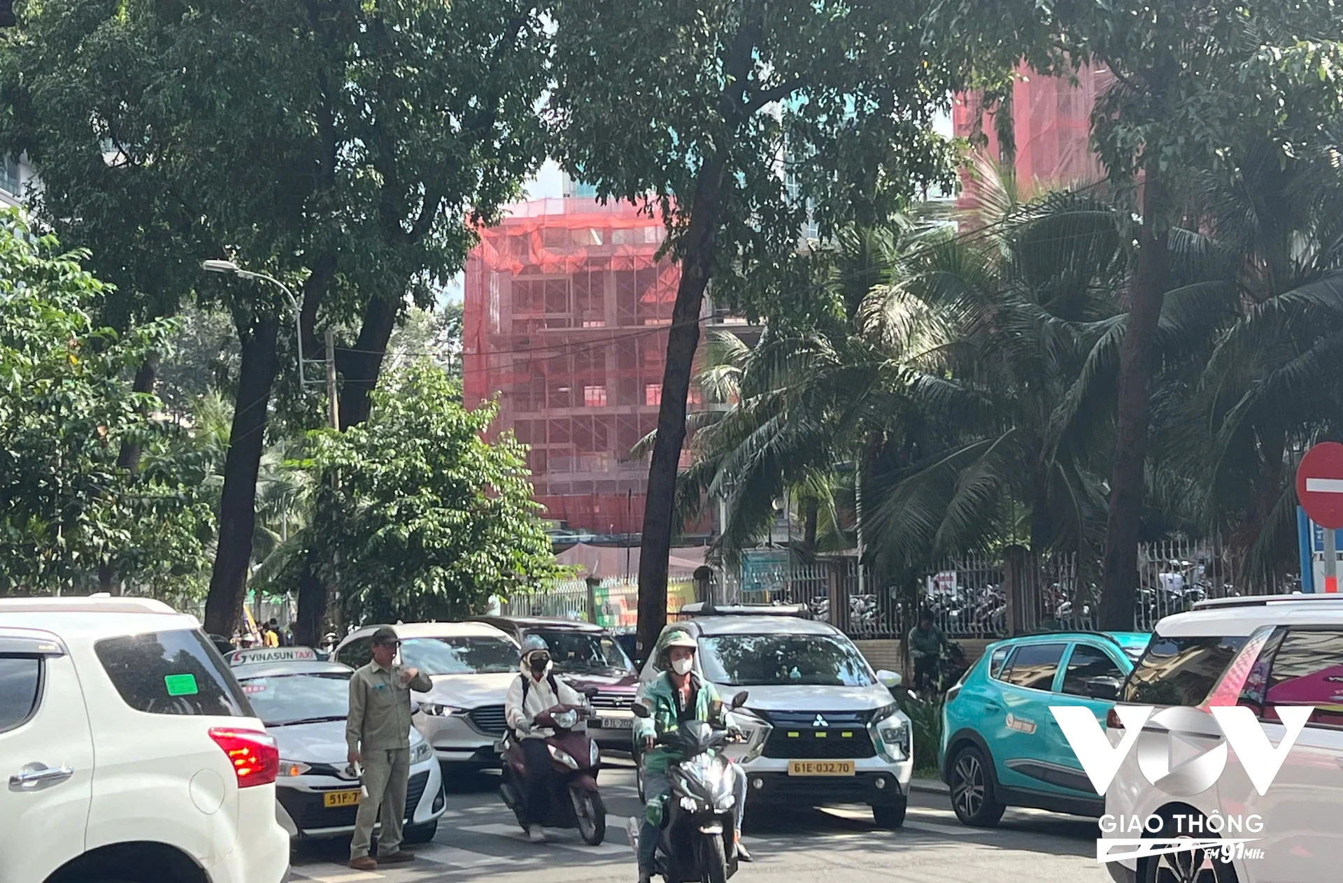 Lực lượng chức năng cũng thường xuyên điều tiết, phân luồng tuy nhiên tình trạng ùn ứ vẫn không khá khẩm hơn là mấy. (Ảnh: Huy Phong)