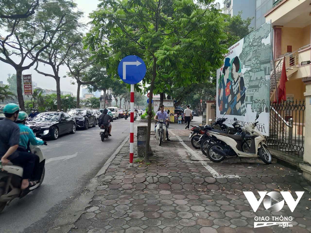 Lực lượng chức năng đã cắm biển hướng dẫn rẽ phải trước khi đến ngõ 53 Nguyễn Ngọc Vũ 20 mét nhưng nhiều người vẫn phớt lờ, đi ngược chiều