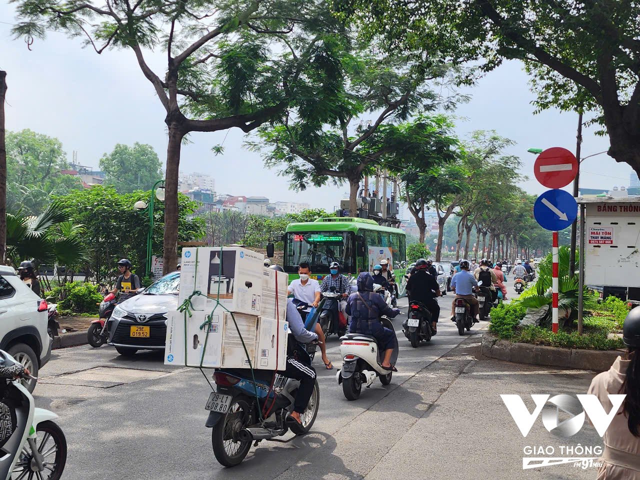 Mặc dù đã có biển cấm đi ngược chiều, nhưng nhiều phương tiện vẫn cố tình vi phạm đi ngược chiều