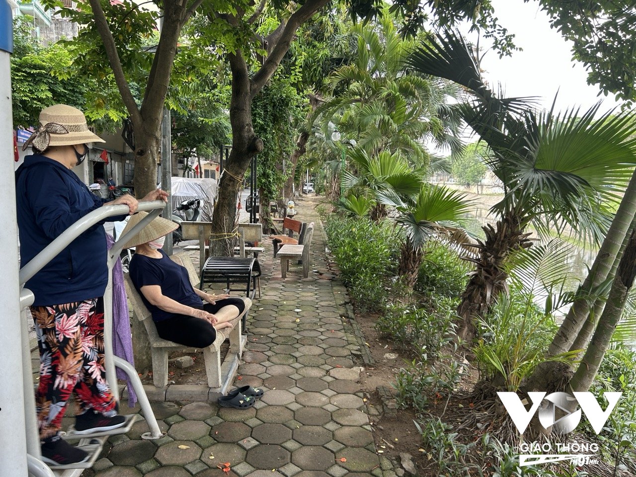 Người dân ra bờ sông Tô Lịch để tập thể dục sau khi nạo vét. Theo người dân, sông Tô Lịch khó mà giữ sạch nếu vẫn còn những cống nước thải xả thẳng xuống sông