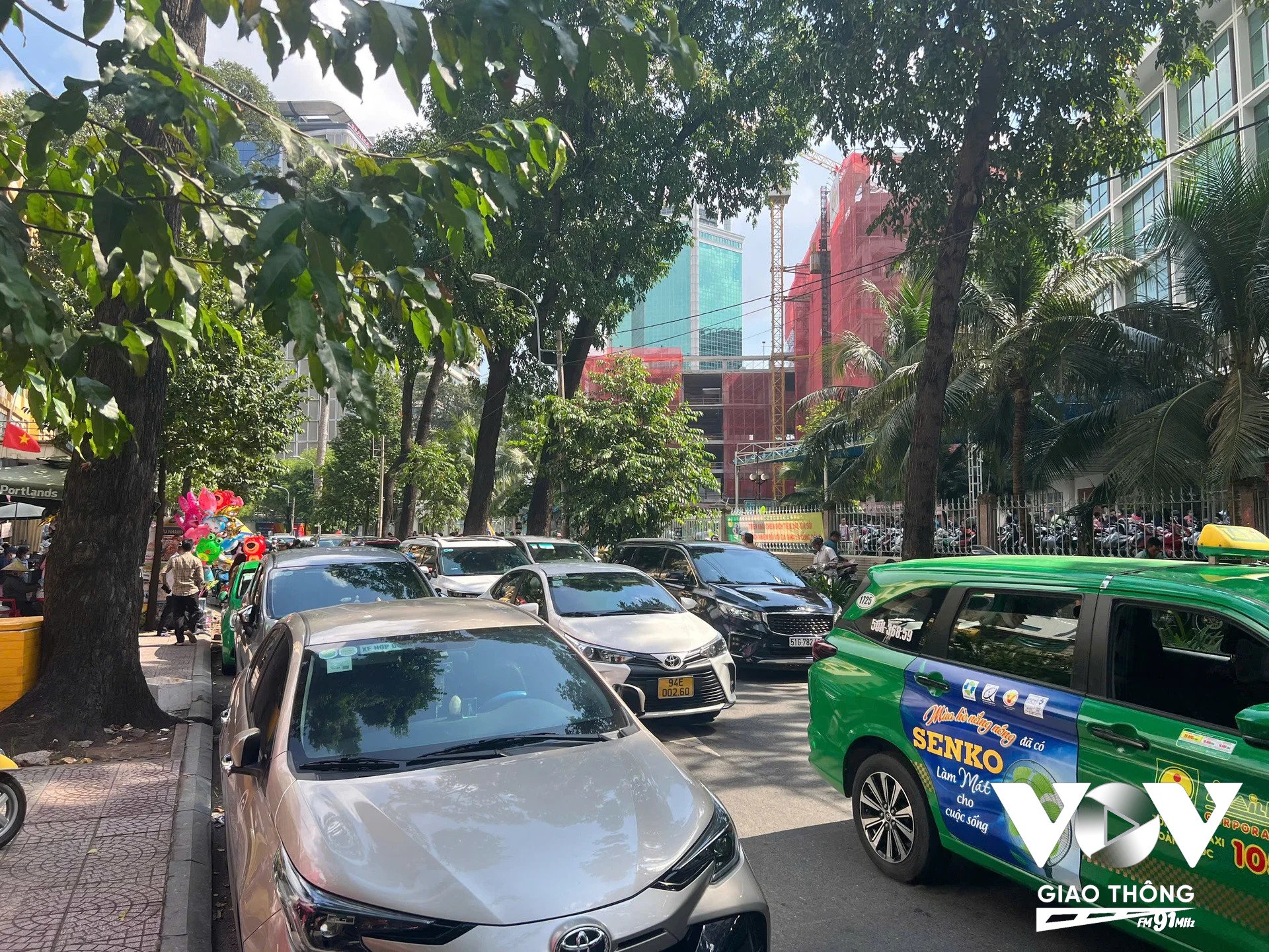 Tuyến đường Nguyễn Du, đoạn qua cổng bệnh viện Nhi đồng 2, quận 1, TP.HCM thường xuyên xảy ra tình trạng nhiều tài xế xe taxi, xe dịch vụ dừng đỗ đón trả khách mặc dù đã có biển cấm dừng cấm đỗ gây ùn tắc giao thông nghiêm trọng đặc biệt là trong các khung giờ cao điểm. (Ảnh: Huy Phong)