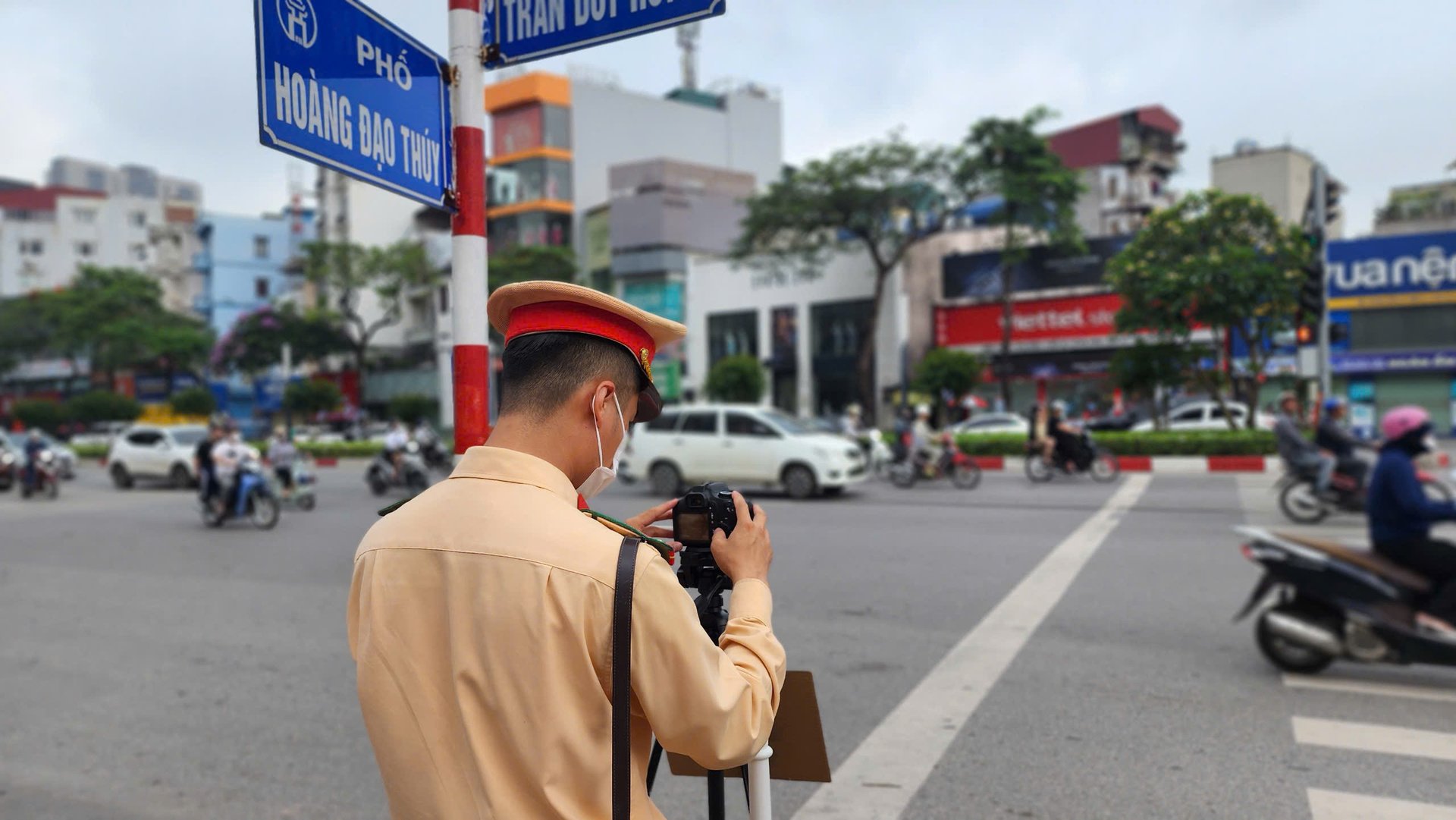 Trong giờ cao điểm sáng nay (21/5), Đội CSGT đường bộ số 6 (Phòng CSGT Công an Hà Nội) đã bố trí tổ công tác sử dụng máy quay để ghi hình phạt nguội người điều khiển xe máy vi phạm trật tự, an toàn giao thông tại nút giao Trần Duy Hưng - Hoàng Đạo Thúy (quận Cầu Giấy, Hà Nội).