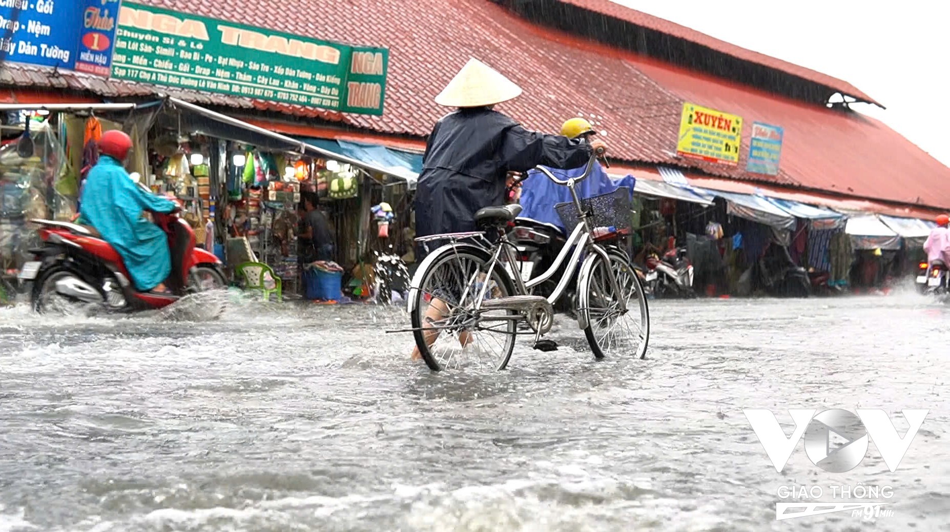 Cơn mưa đầu mùa vào sáng 10/5 đã khiến khu vực chợ ngập nặng