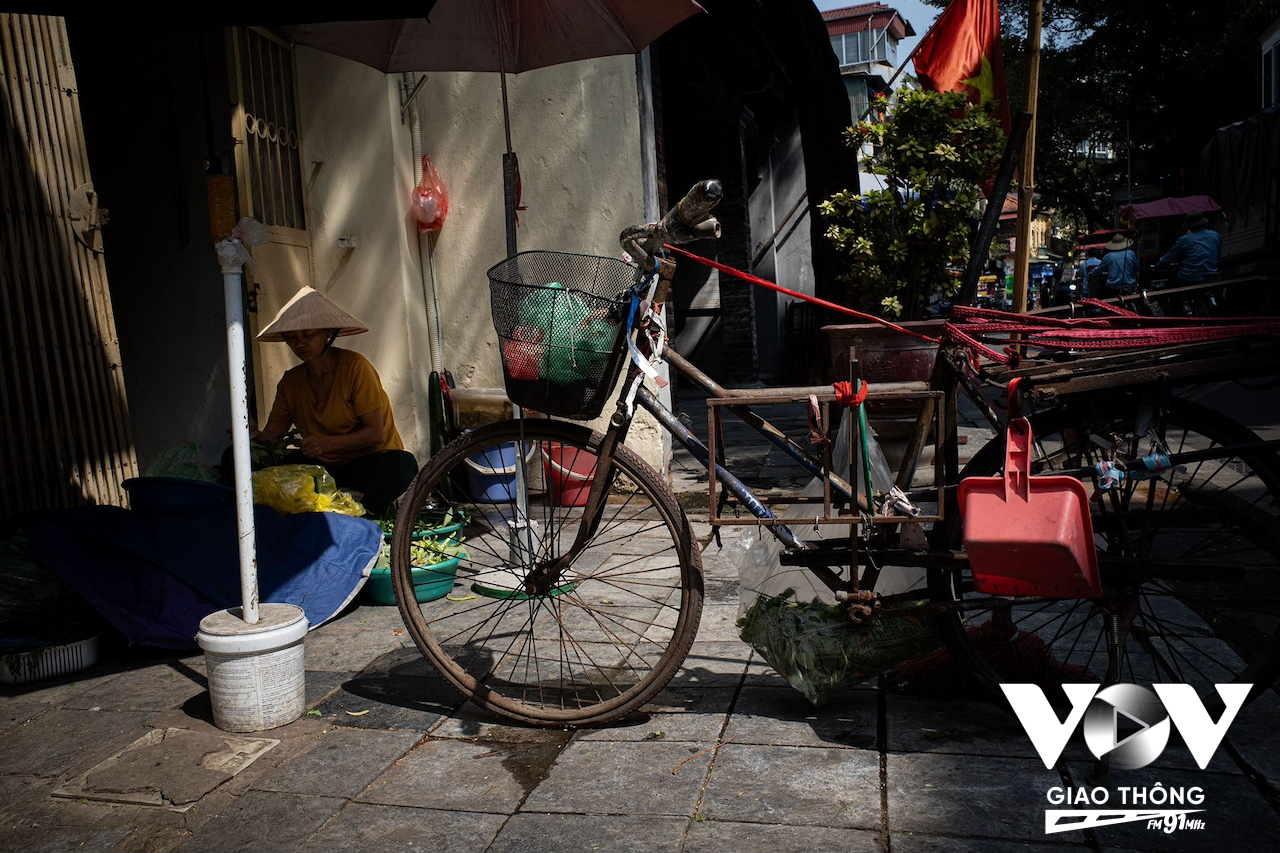 Có lẽ, với người phố cổ, dù mùa hè nắng nóng, ngột ngạt và phần nào ảnh hưởng tới sức khỏe, hoạt động ngoài trời, nhưng vẫn là một trong những mùa khiến cuộc sống của họ thoải mái hơn