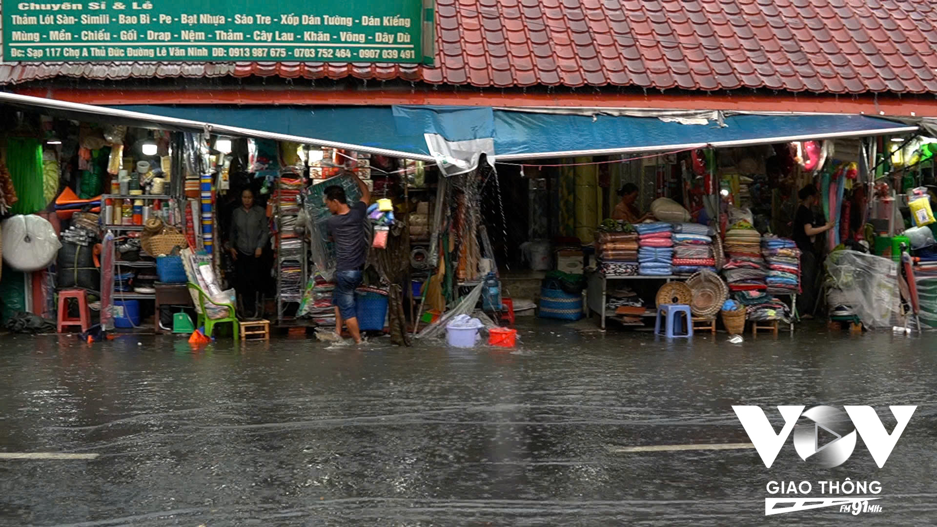 Vào mùa mưa khu vực liên tục bị ngập, các tiểu thương chợ Thủ Đức gặp rất nhiều khó khăn trong buôn bán.