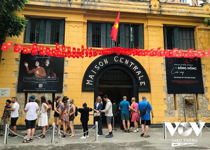 Du khách quốc tế tham quan Di tích Nhà tù Hỏa Lò