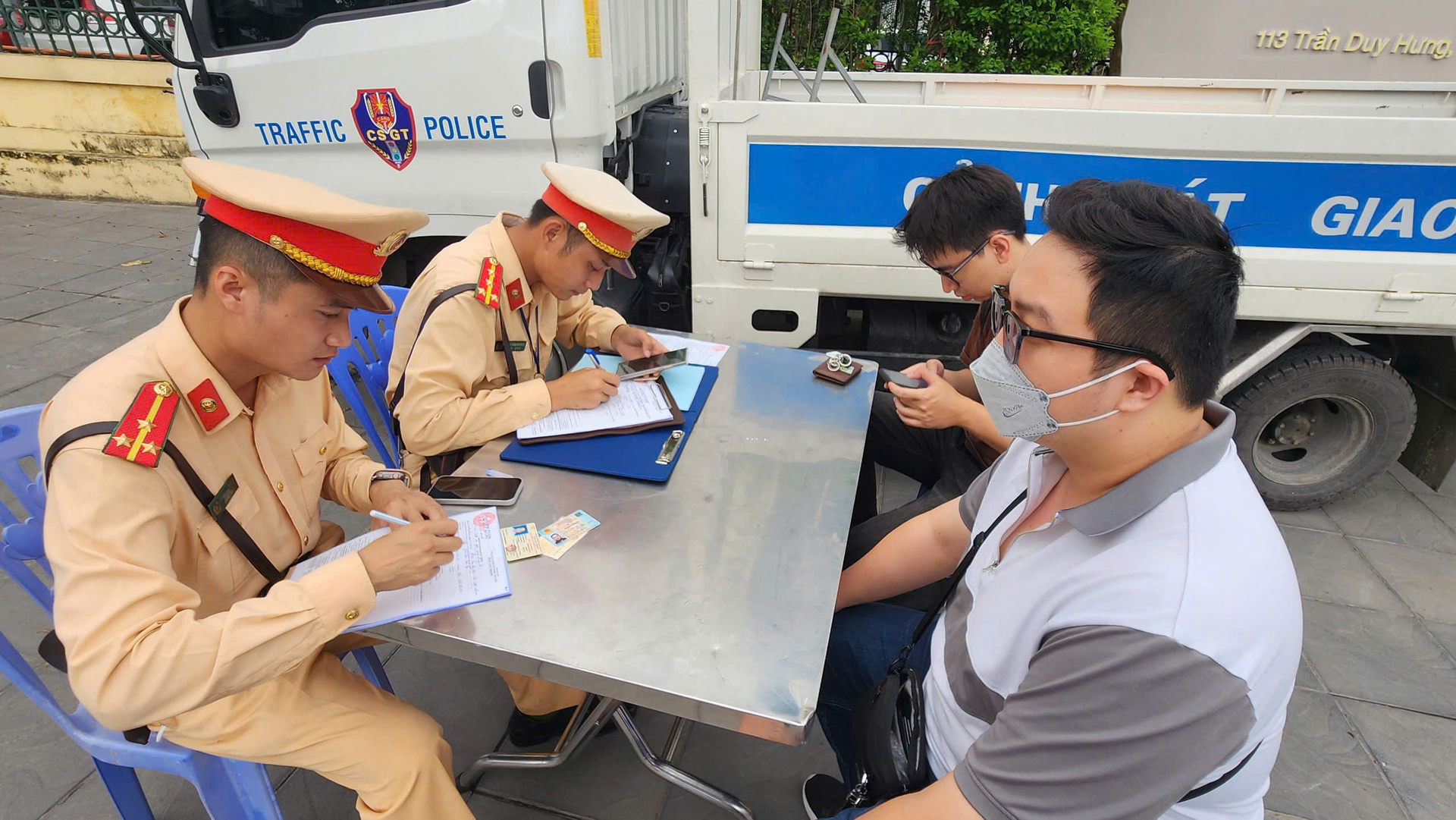 Trong quá trình ghi hình người tham gia giao thông vi phạm, lực lượng Cảnh sát giao thông cũng đã lập biên bản xử phạt vi phạm hành chính đối với 3 trường hợp với các lỗi như không đội mũ bảo hiểm, đi ngược chiều.