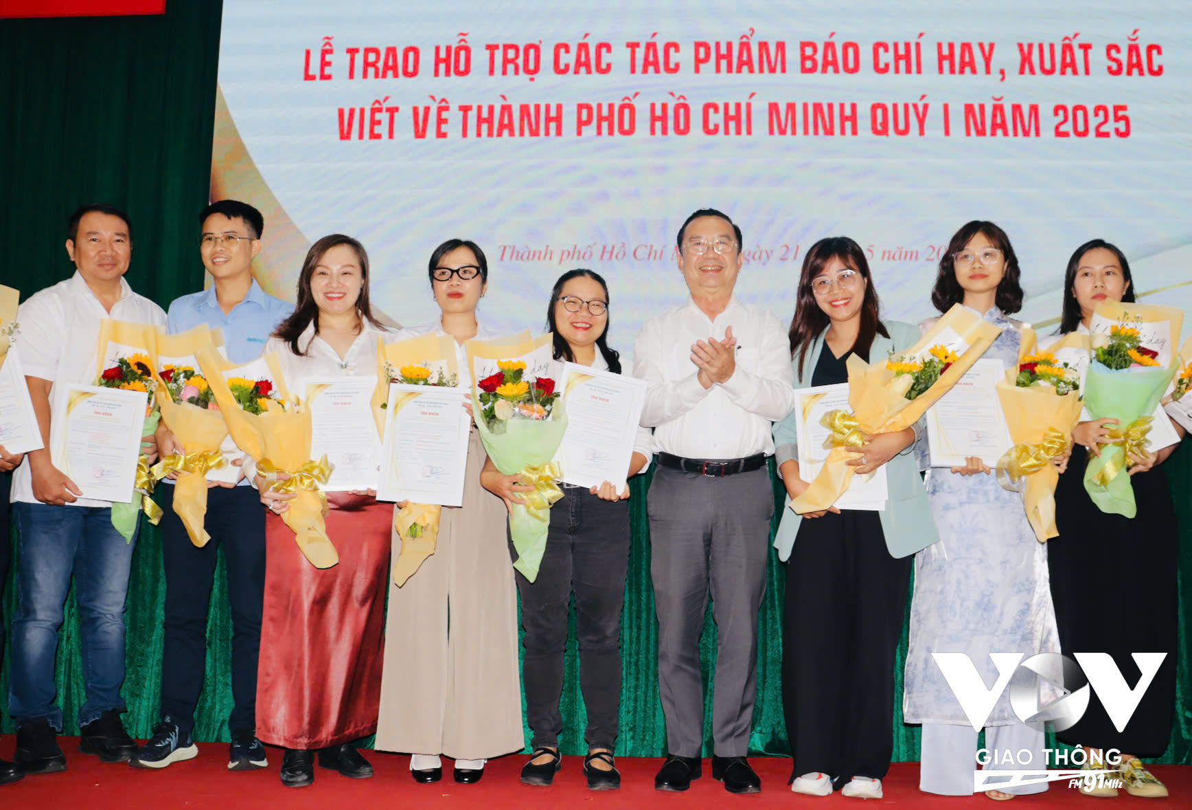 Ông Trần Thế Thuận - Giám đốc Sở Văn hóa và Thể thao TP.HCM trao thư khen cho các tác giả nhóm thể loại Diễn đàn hoặc sản phẩm có tính chất diễn đàn