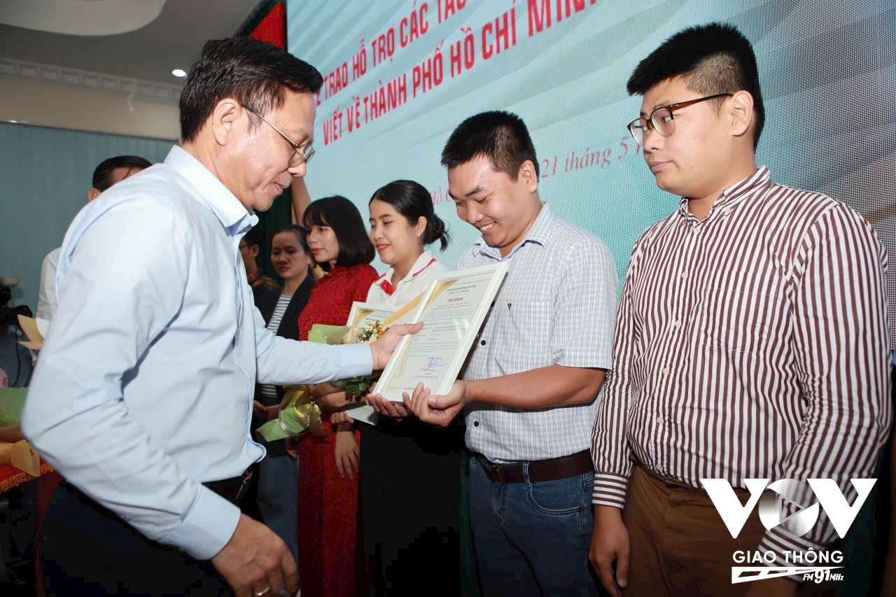 Phó Giám đốc Sở Văn hoá và Thể thao TP.HCM Nguyễn Ngọc Hồi trao thư khen cho các tác giả nhóm thể loại Chính luận (bình luận, xã luận, chuyên luận), ký sự