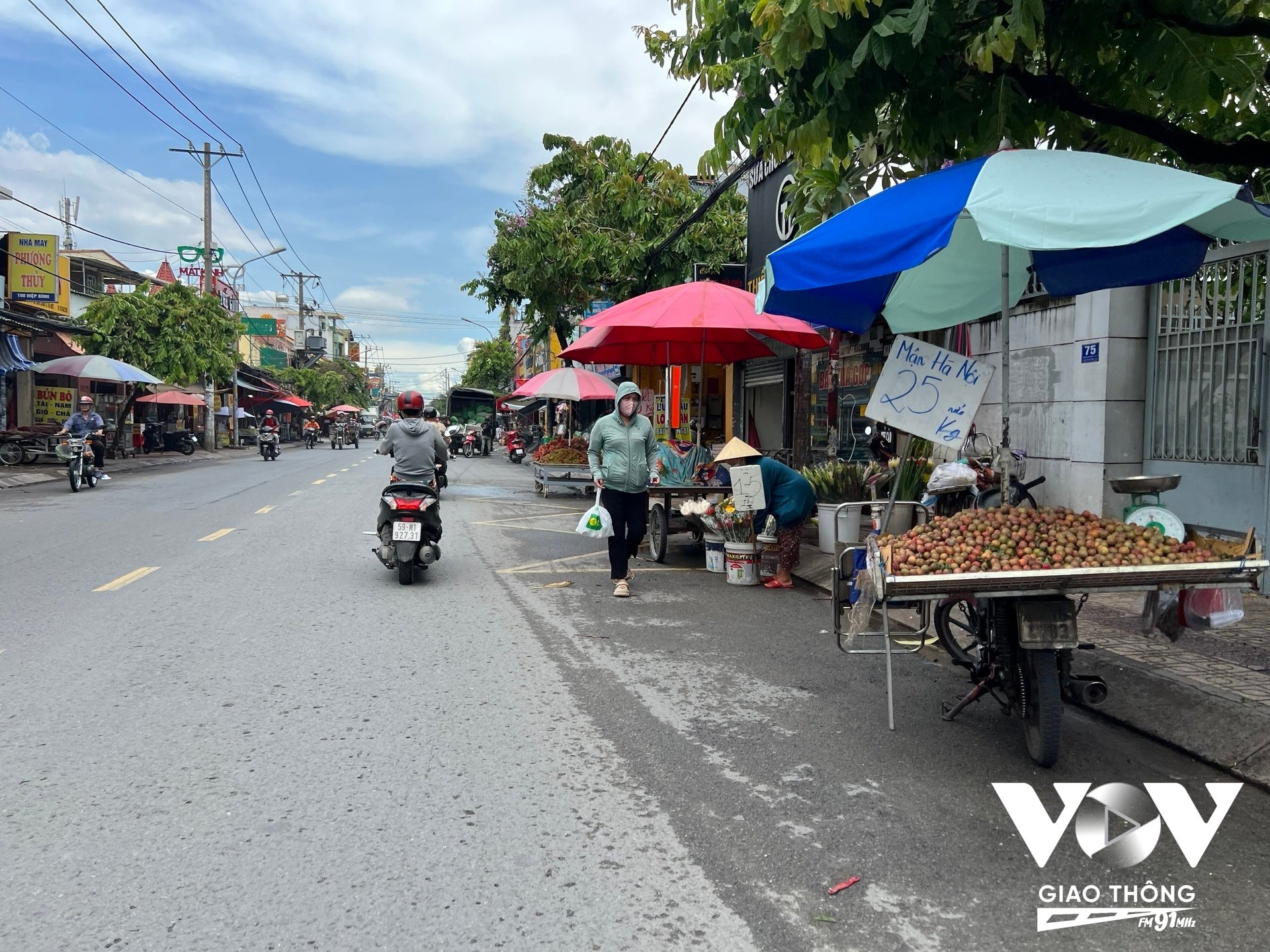 Đầu giờ chiều, những chiếc xe tự chế từ khắp nơi đã đổ về 'giành chỗ'