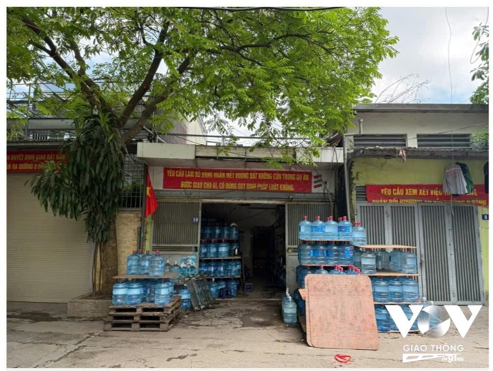 Hầu hết các hộ dân đã ở hàng chục năm trong khu vực dự án tôn tạo gò Đống Thây. Đây đều là các công trình kiên cố và có hợp đồng sử dụng điện nước theo quy định
