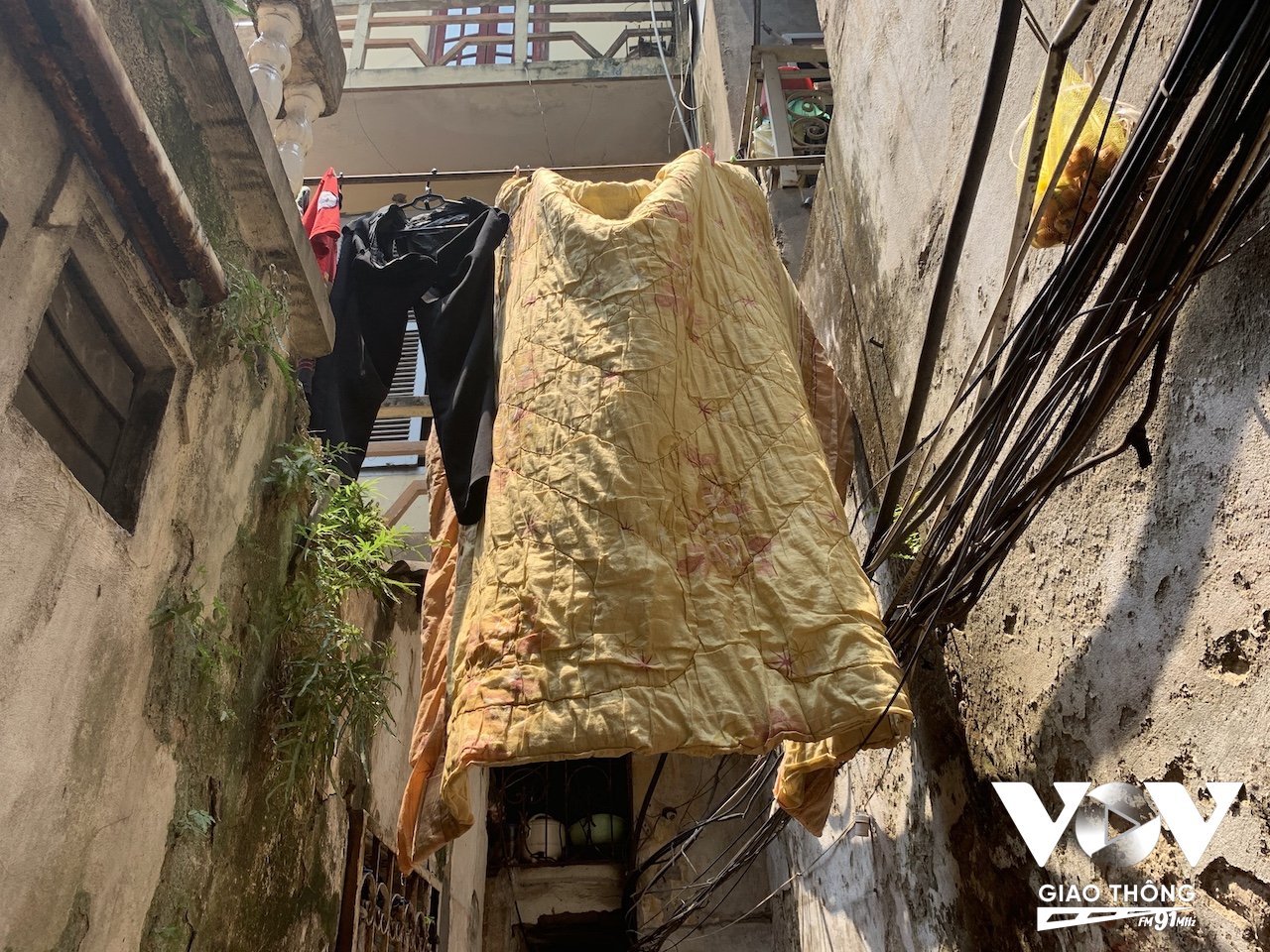 Những ngõ phố cổ quanh năm tối tăm, chỉ được chiếu sáng vào mùa hè, người dân tranh thủ mang chăn chiếu ra phơi. Không gian phơi đồ trong ngõ cũng không hề thoải mái