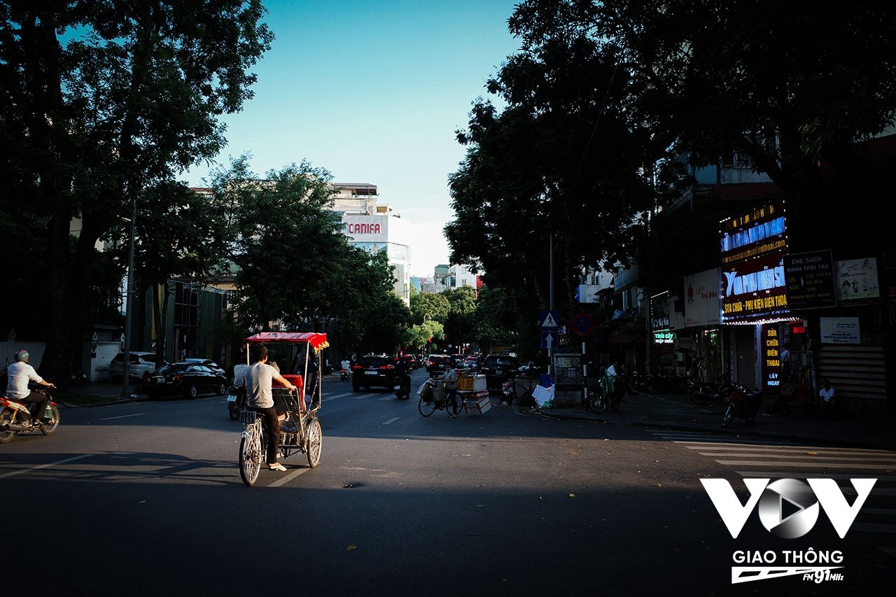 Những tia nắng chiều xuyên qua một con ngõ chiếu sáng trên phố Bà Triệu